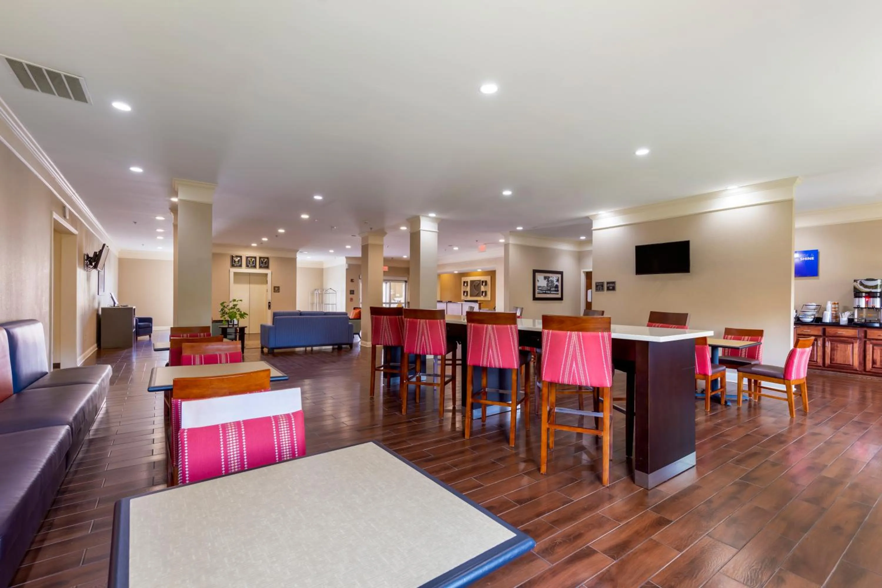 Breakfast in Comfort Inn near University