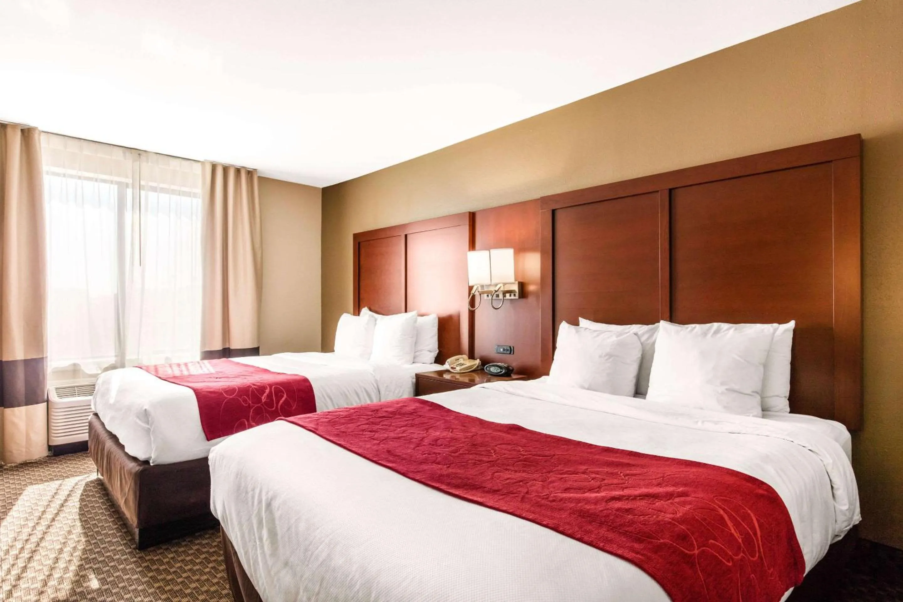 Photo of the whole room, Bed in Comfort Suites Tuscaloosa near University