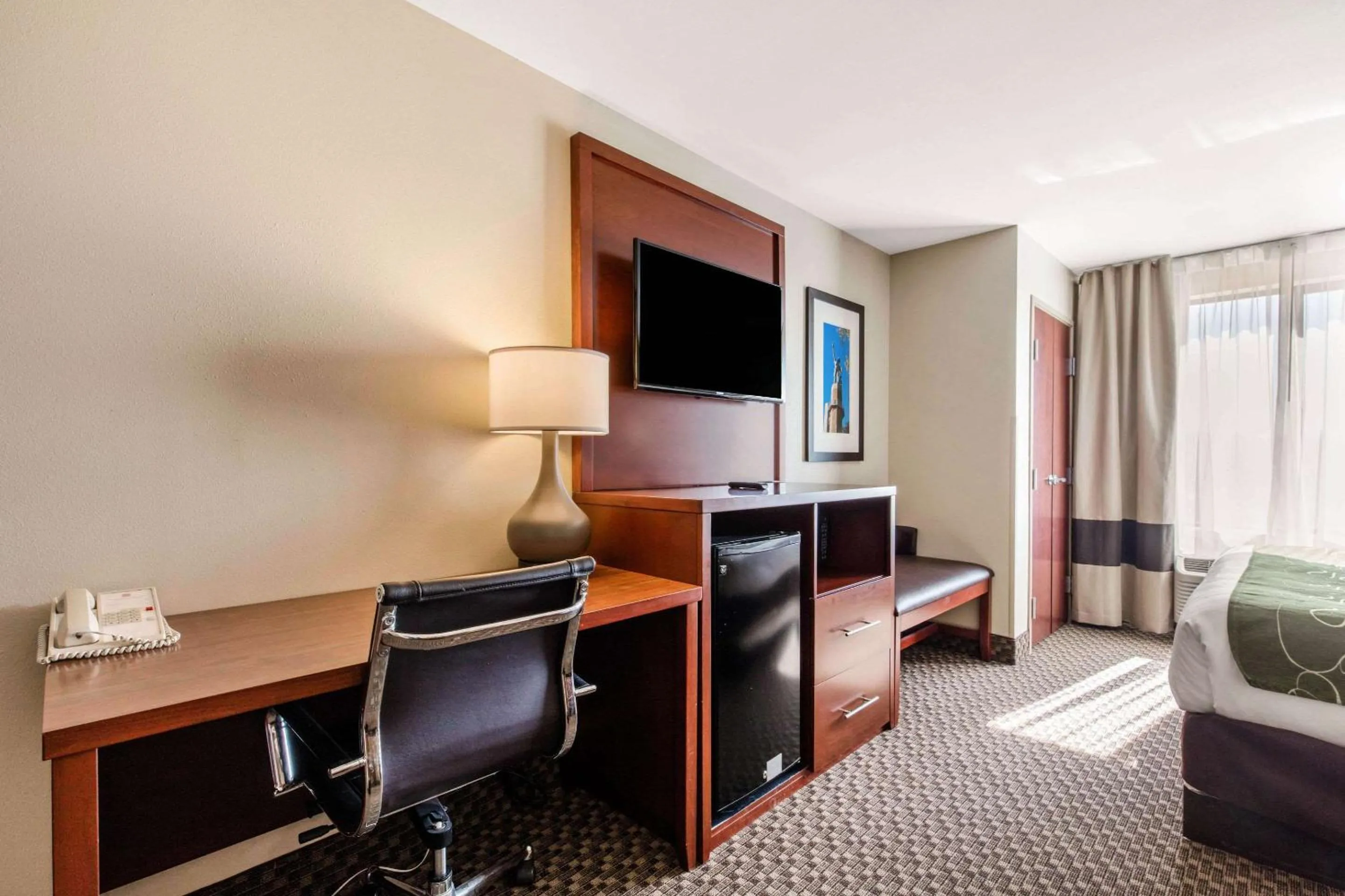 Photo of the whole room, Bed in Comfort Suites Tuscaloosa near University