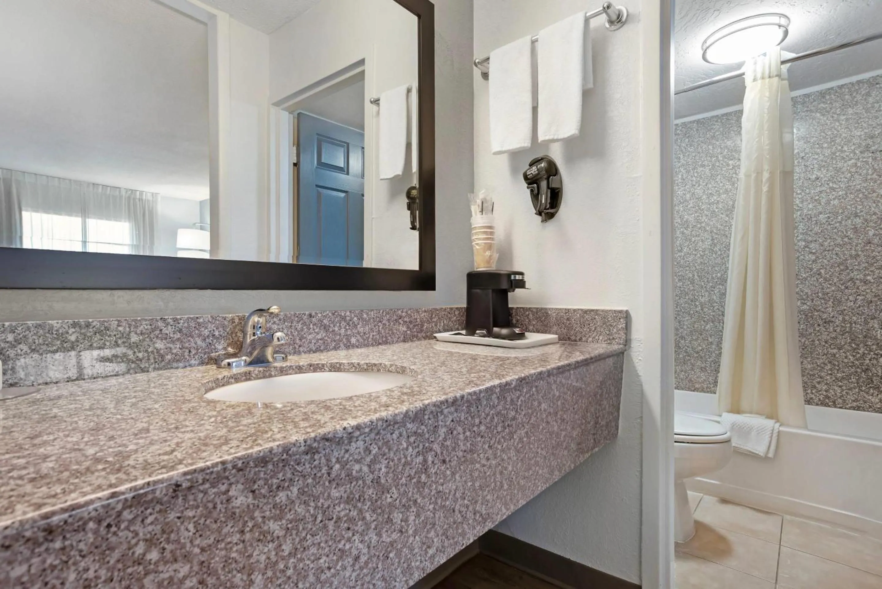 Bedroom in Quality Inn & Suites near Lake Eufaula