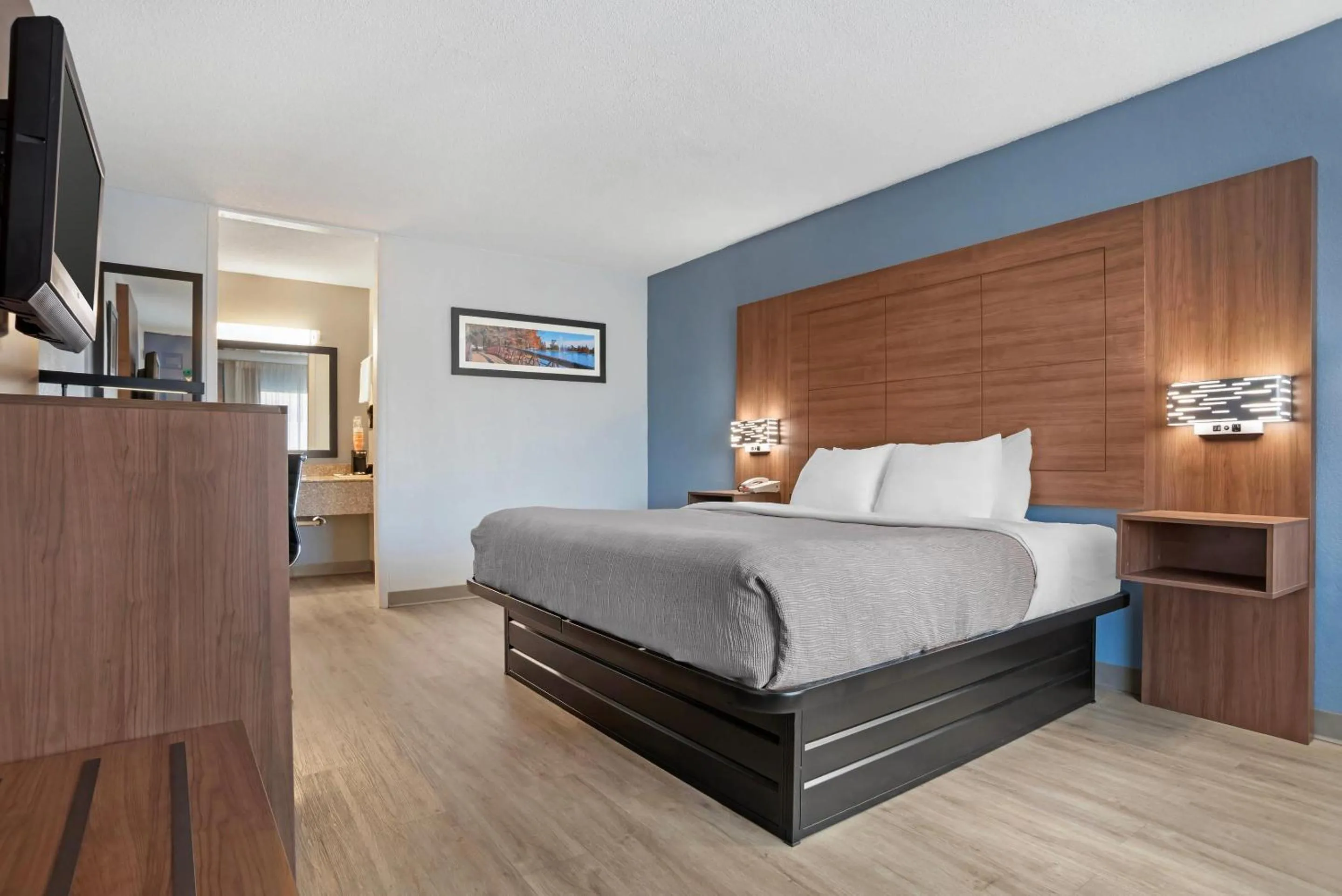 Bedroom, Bed in Quality Inn & Suites near Lake Eufaula