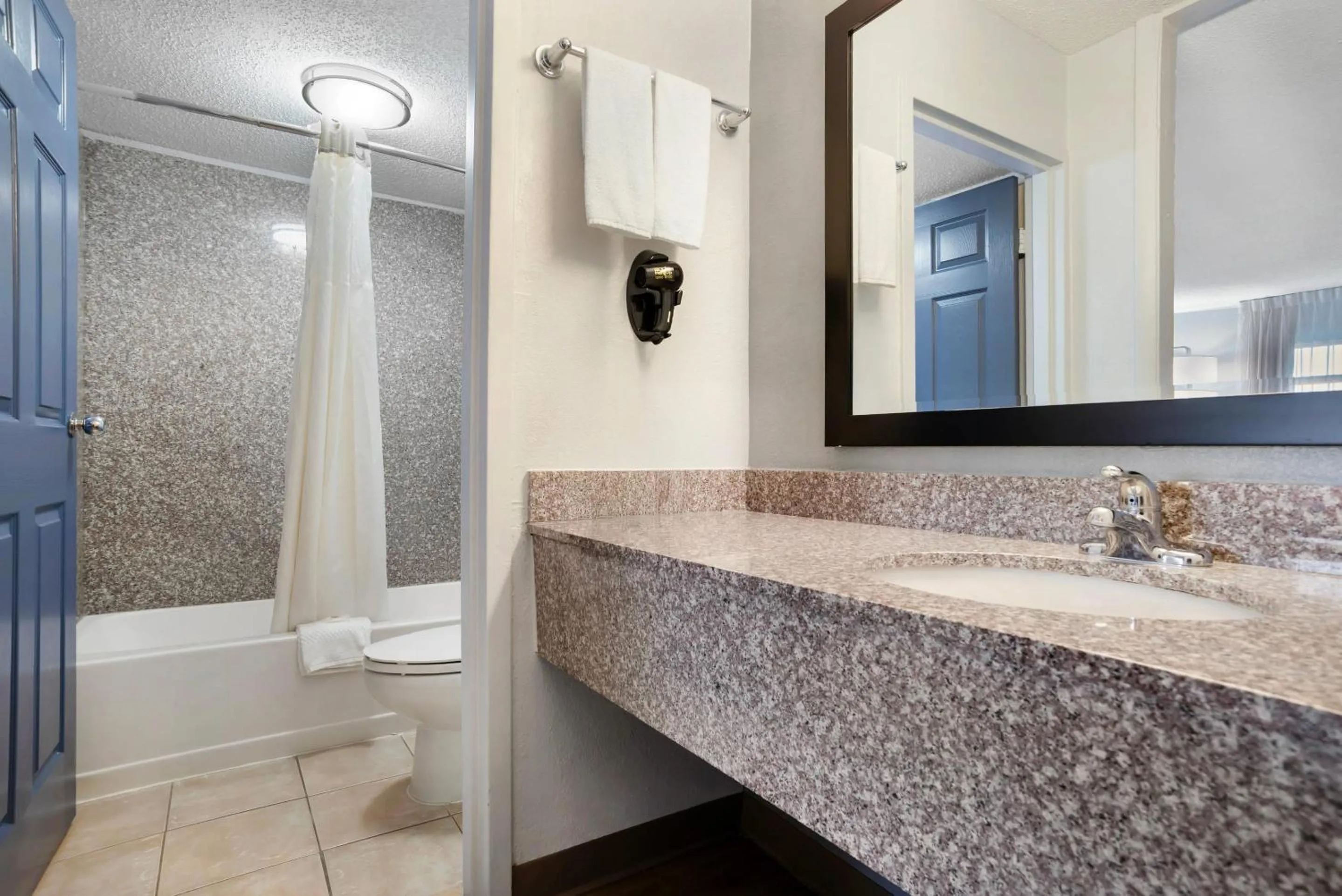 Bedroom in Quality Inn & Suites near Lake Eufaula