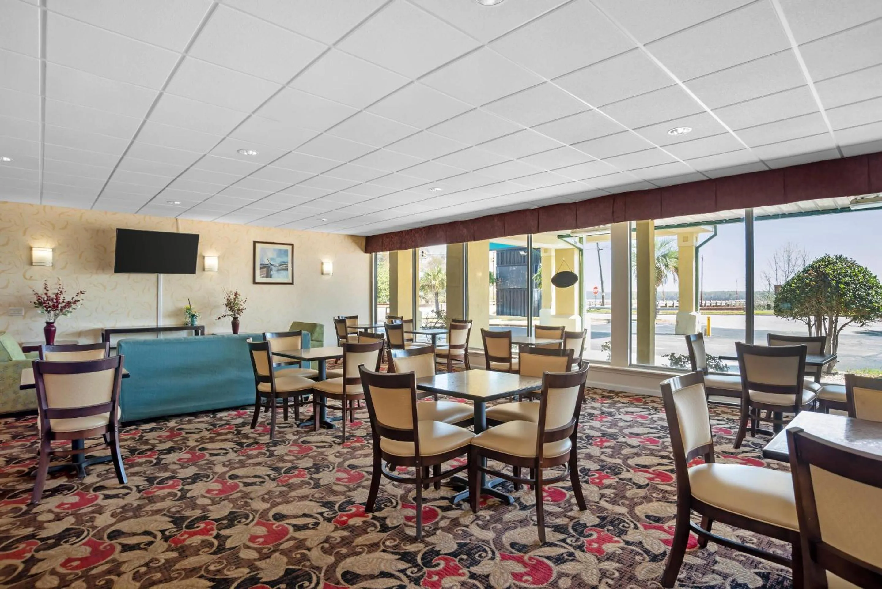 Breakfast in Quality Inn & Suites near Lake Eufaula