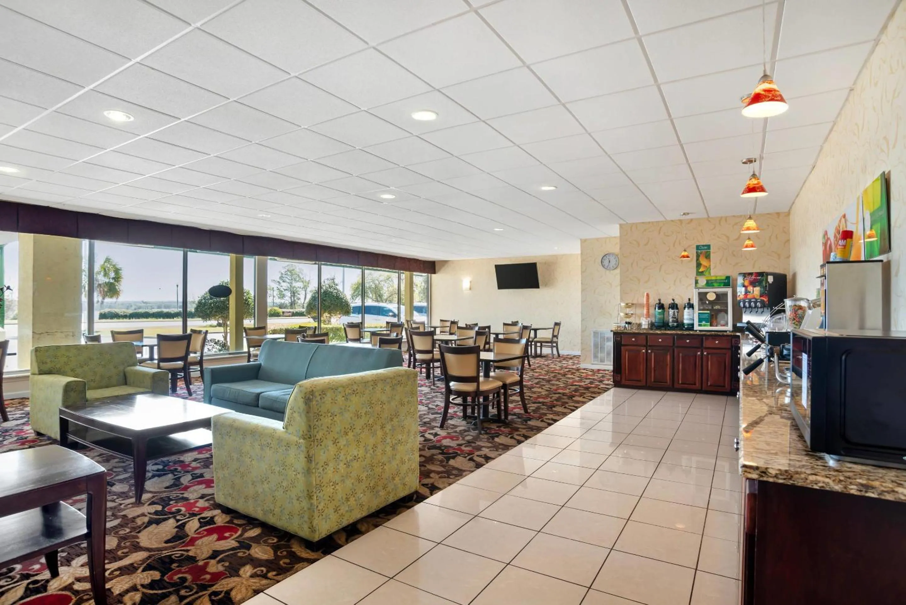 Breakfast in Quality Inn & Suites near Lake Eufaula
