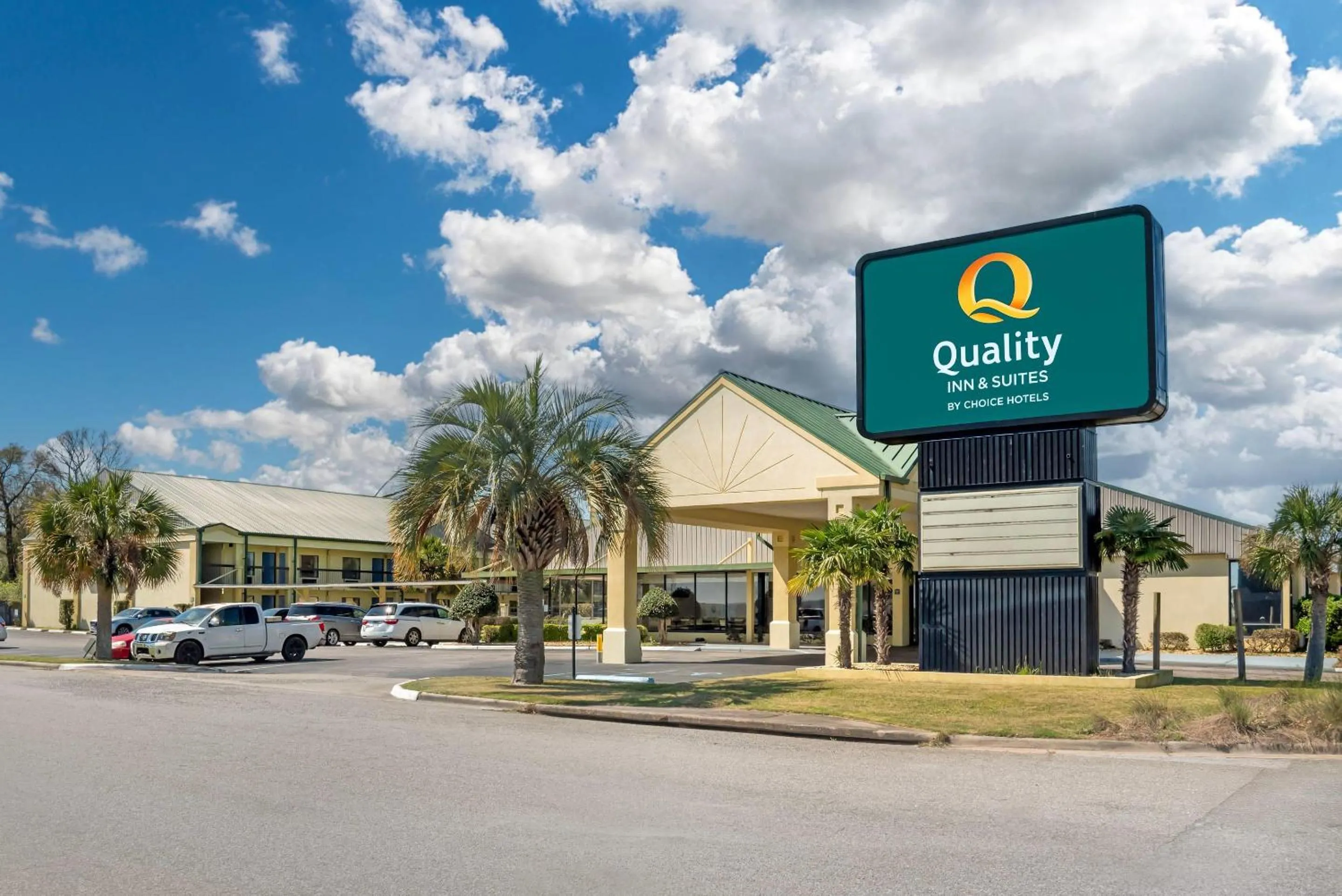 Property building in Quality Inn & Suites near Lake Eufaula