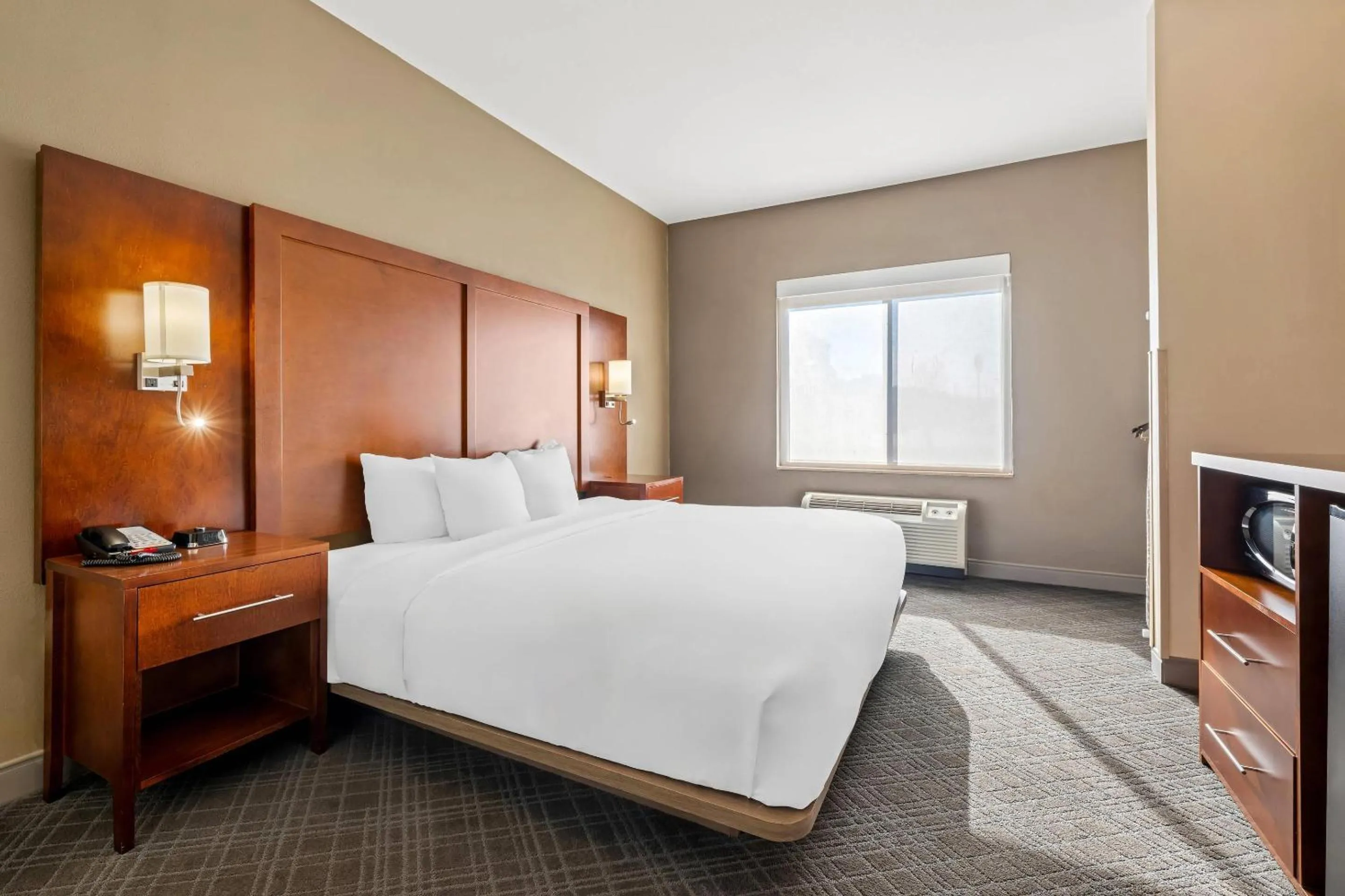 Bedroom, Bed in Comfort Suites Cullman I-65 Exit 310