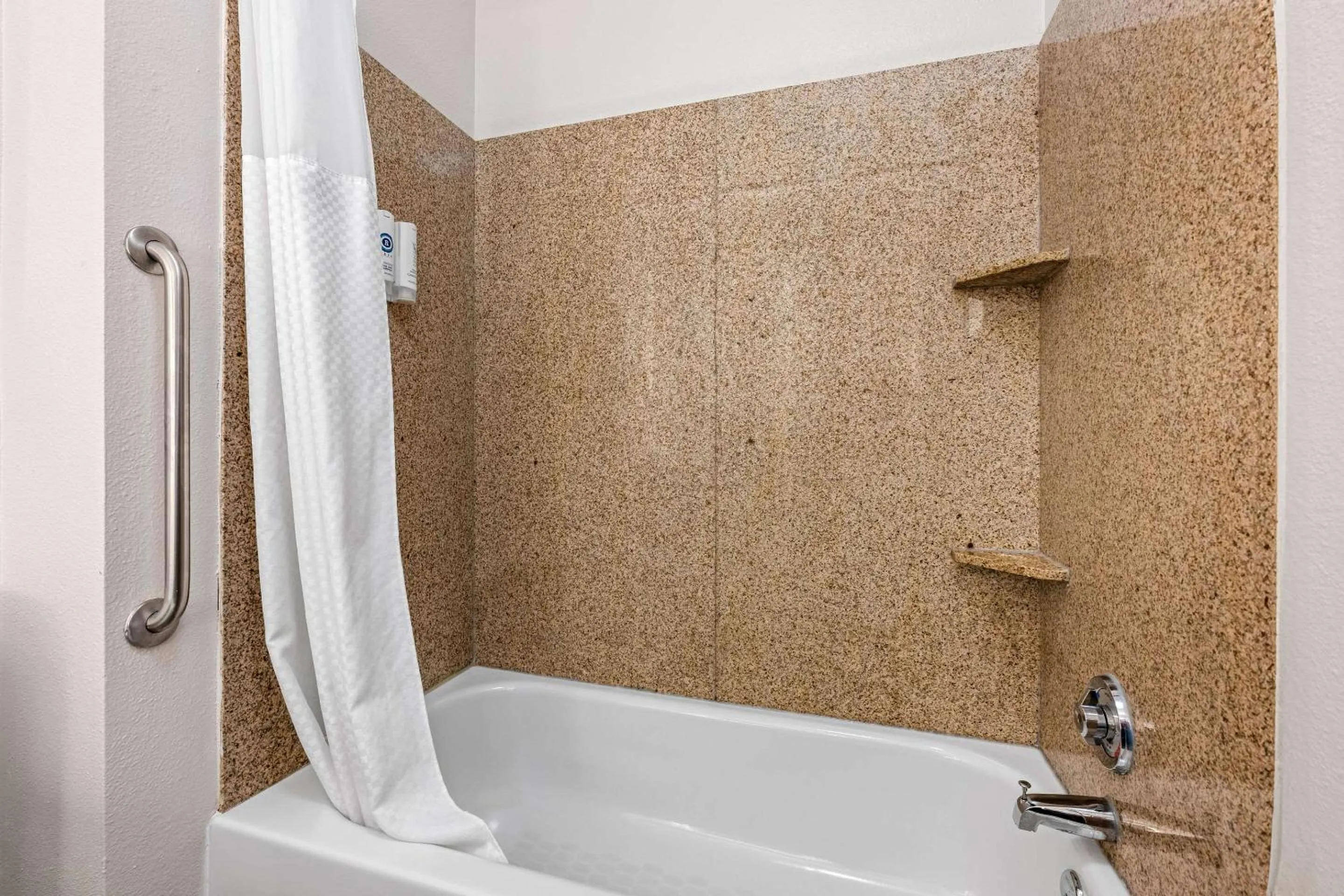 Bedroom in Comfort Suites Cullman I-65 Exit 310