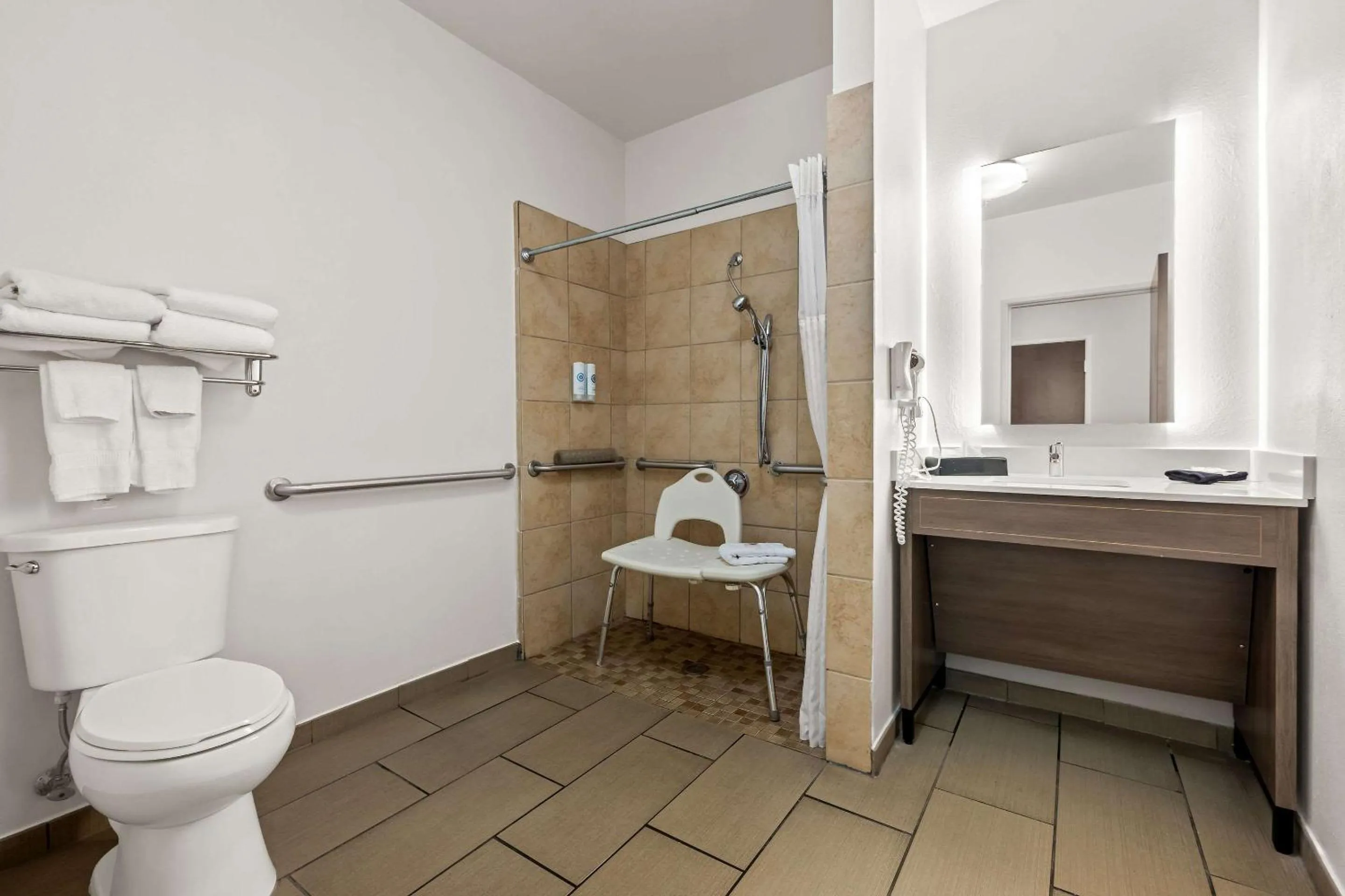 Bedroom in Comfort Suites Cullman I-65 Exit 310