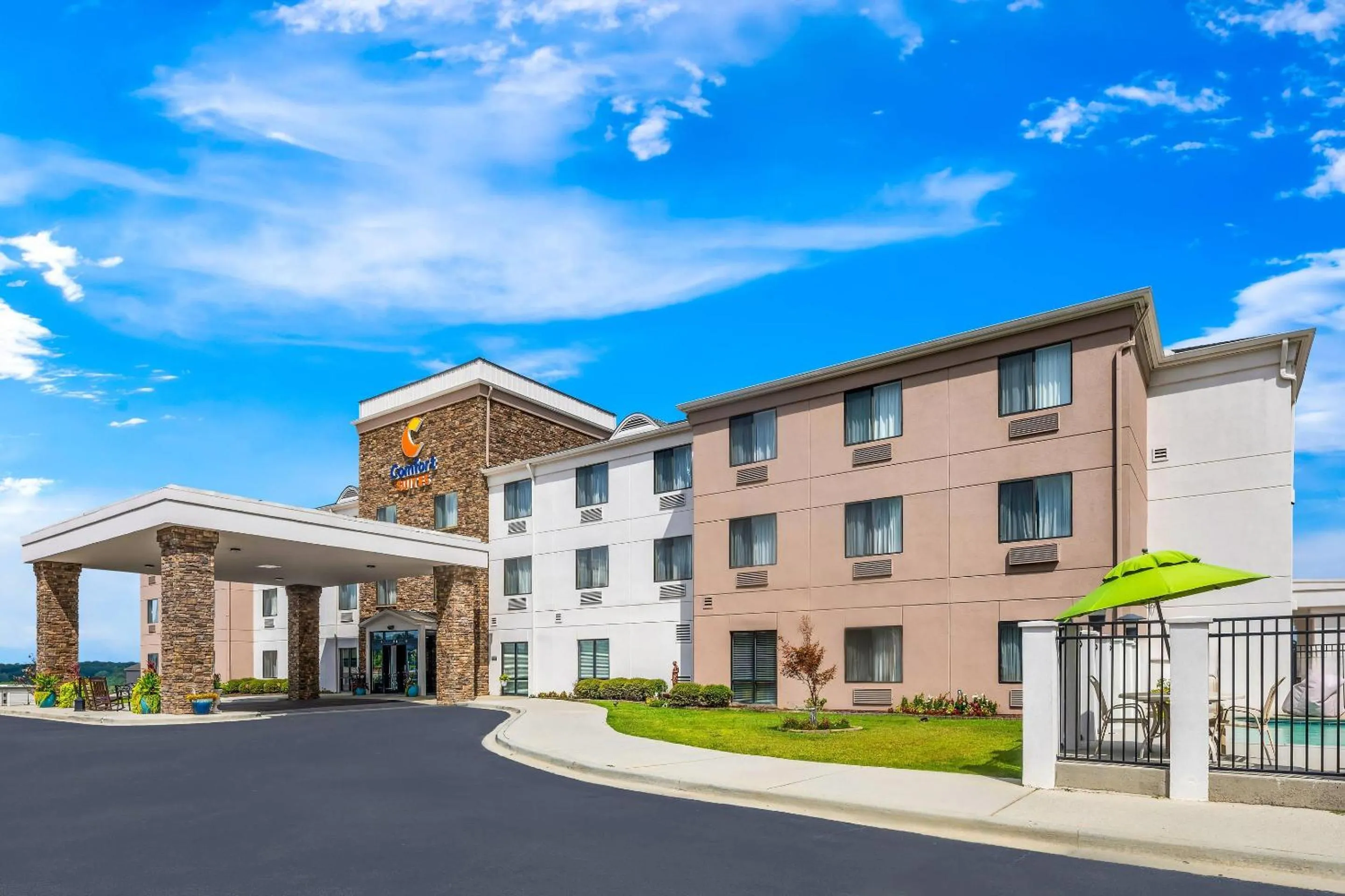 Property building in Comfort Suites Cullman I-65 Exit 310