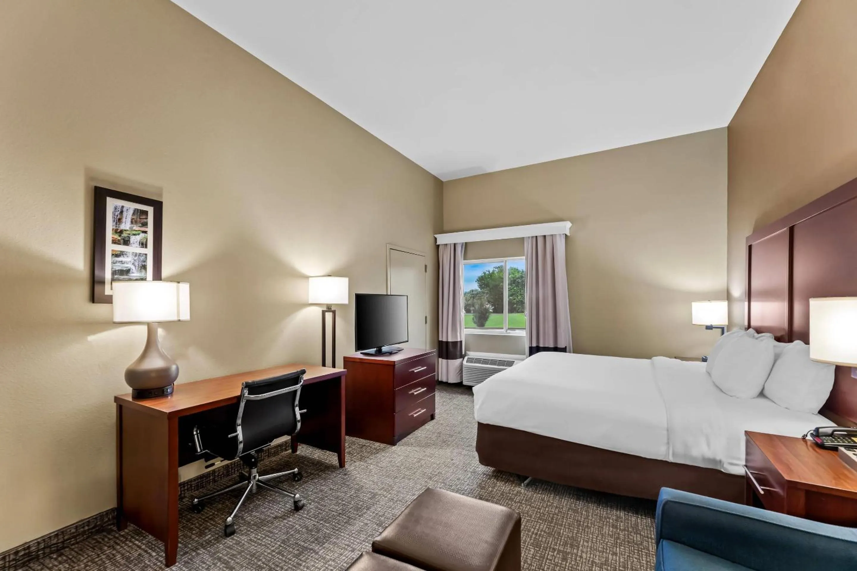 Bedroom, Bed in Comfort Inn & Suites Tuscumbia-Muscle Shoals