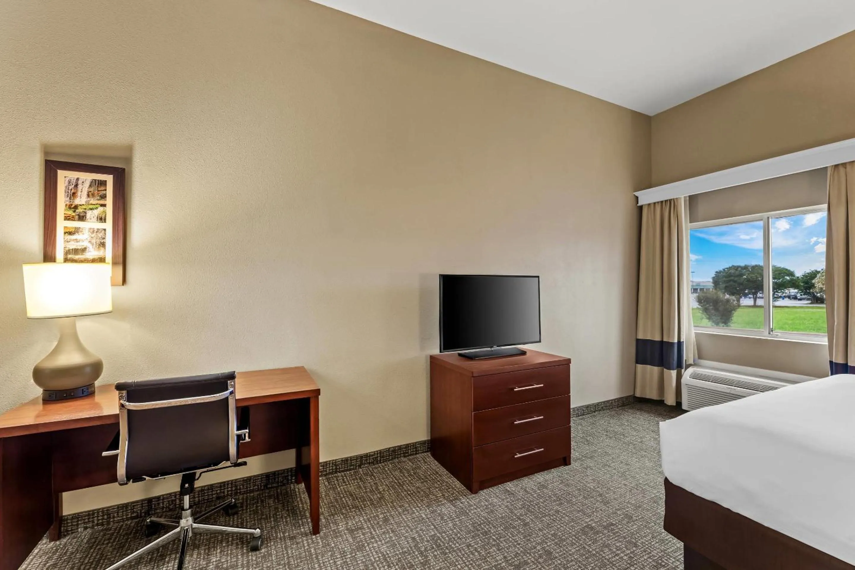 Bedroom, Bed in Comfort Inn & Suites Tuscumbia-Muscle Shoals