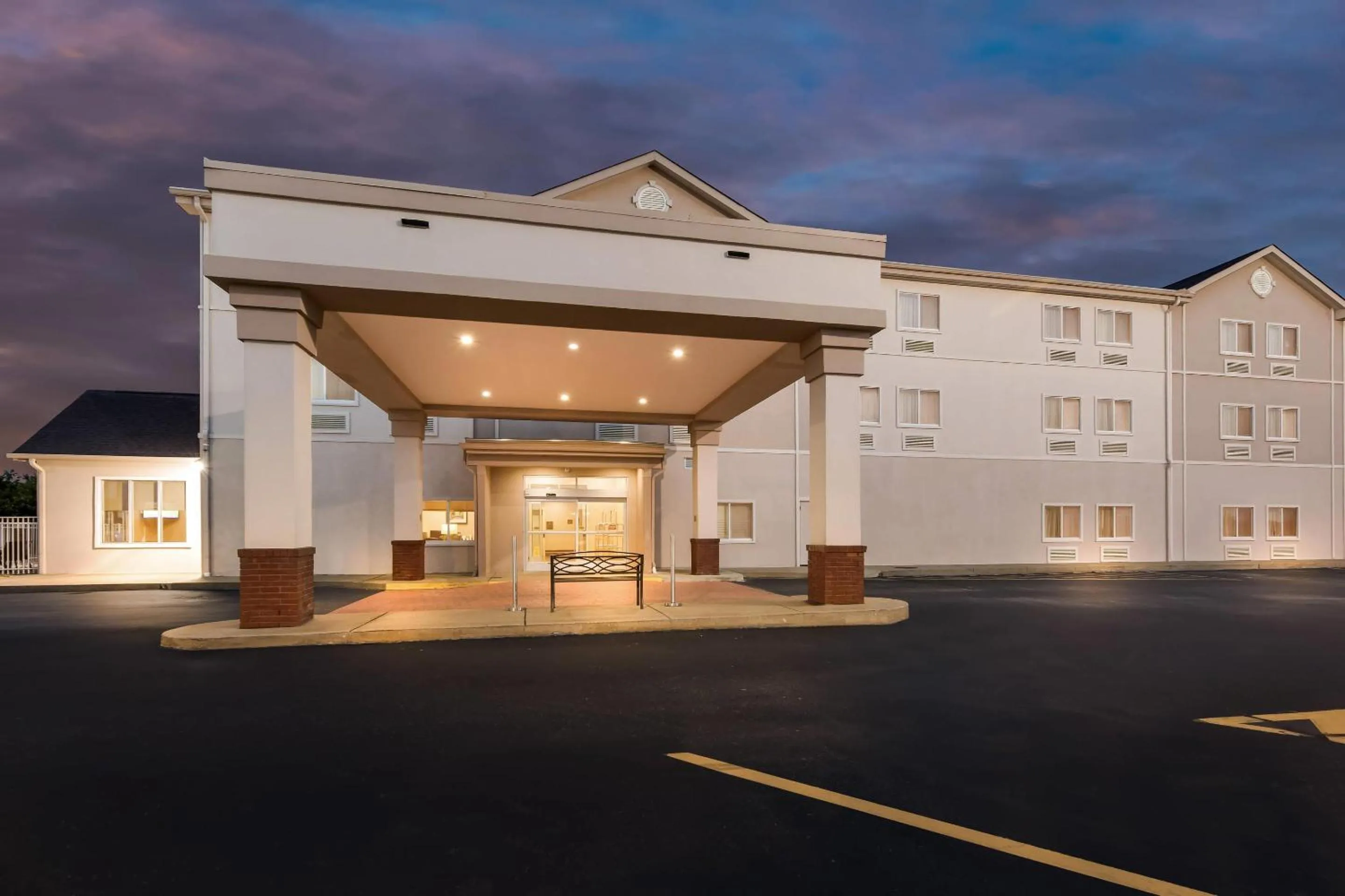 Property building in Comfort Inn & Suites Tuscumbia-Muscle Shoals