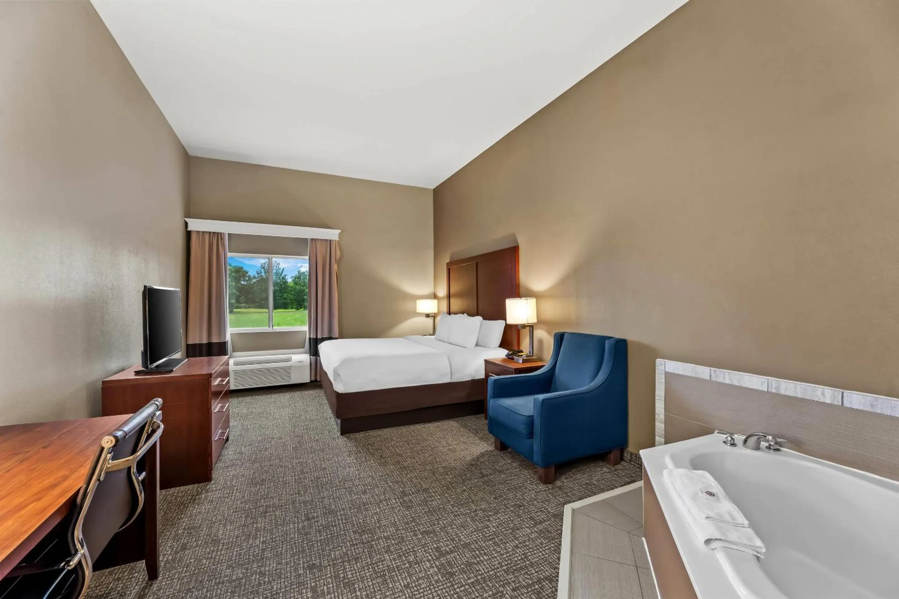 Bedroom, Bed in Comfort Inn & Suites Tuscumbia-Muscle Shoals