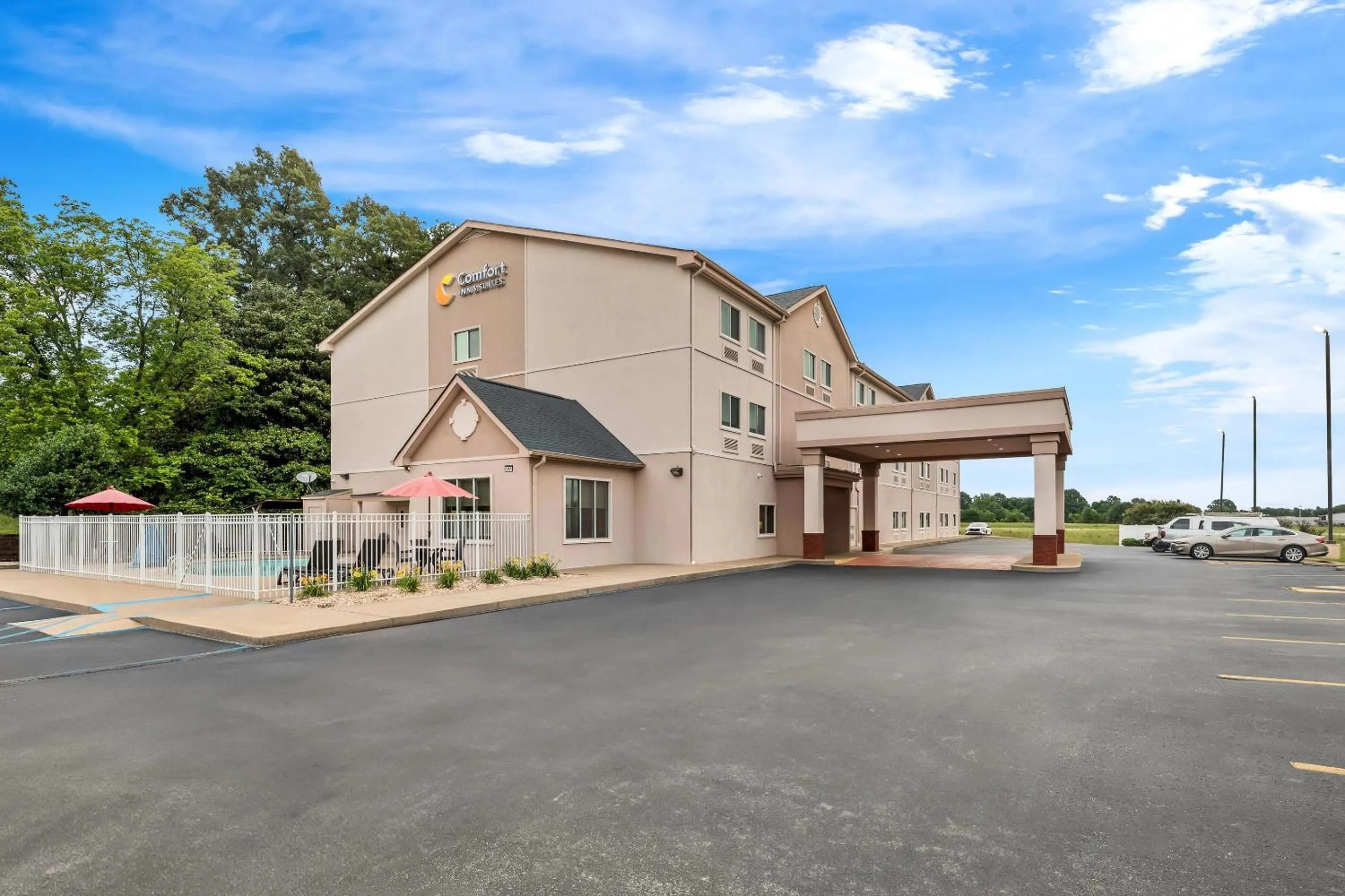 Property building in Comfort Inn & Suites Tuscumbia-Muscle Shoals
