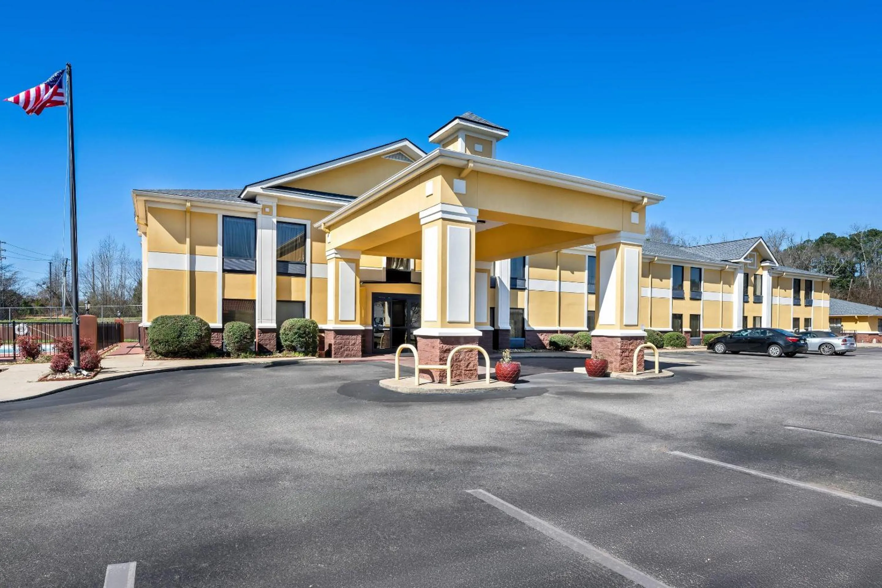 Property building in Quality Inn Alexander City