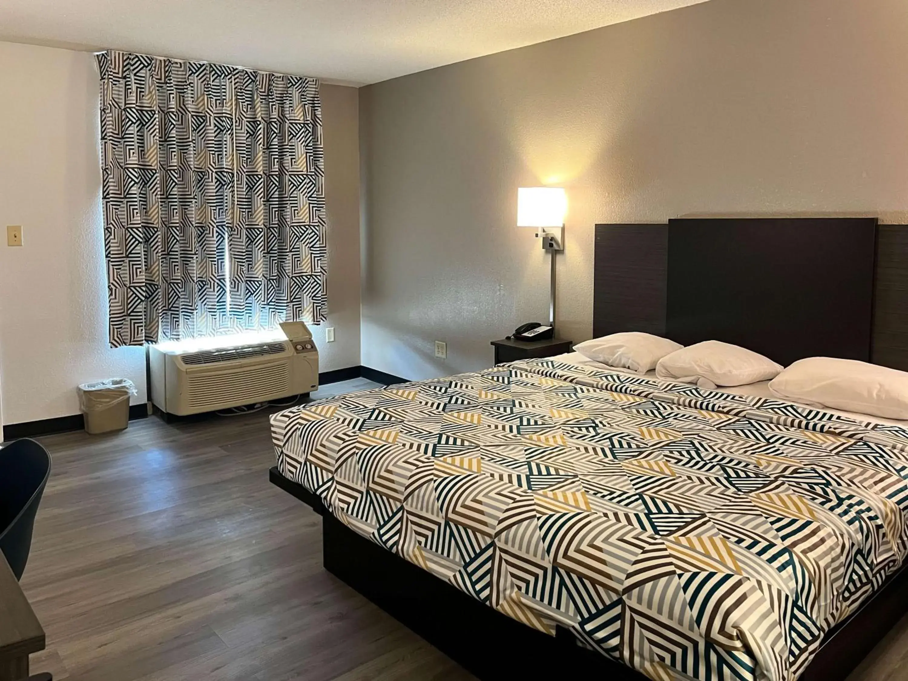 Double Room - Non-Smoking in Motel 6 Montgomery, AL - Eastern Blvd. Double Room - Non-Smoking in Motel 6 Montgomery, AL - Eastern Blvd.