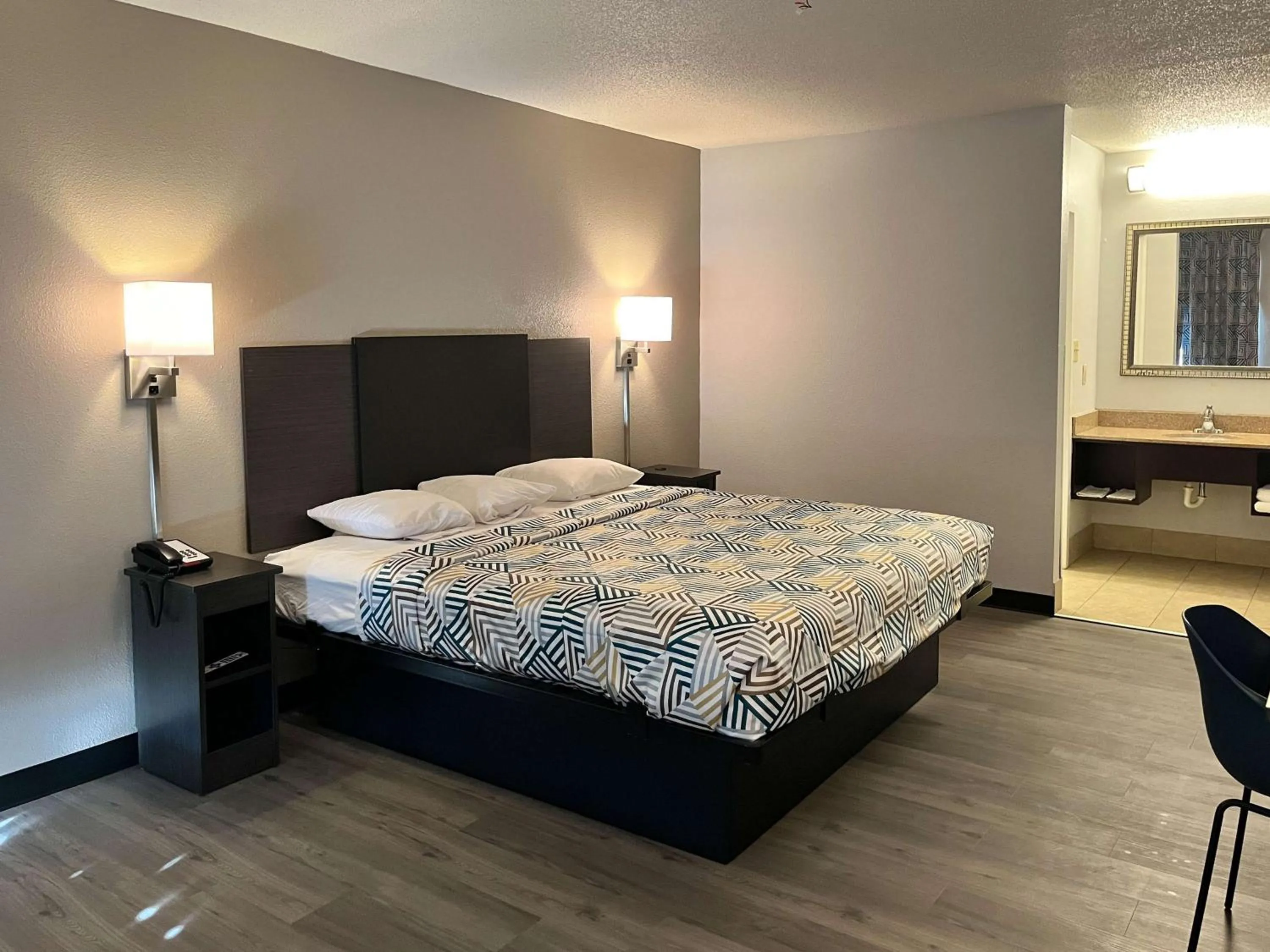 Bedroom, Bed in Motel 6 Montgomery, AL - Eastern Blvd.