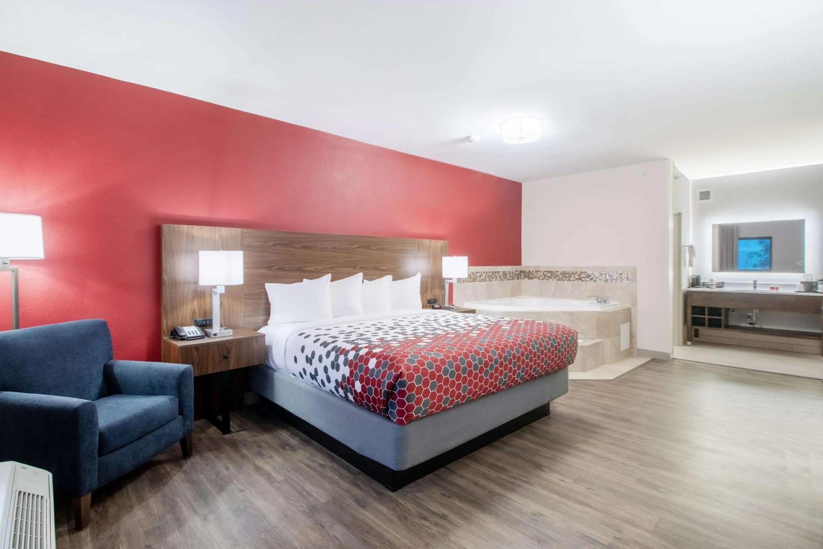 Bedroom, Bed in Econo Lodge Inn & Suites Foley-North Gulf Shores
