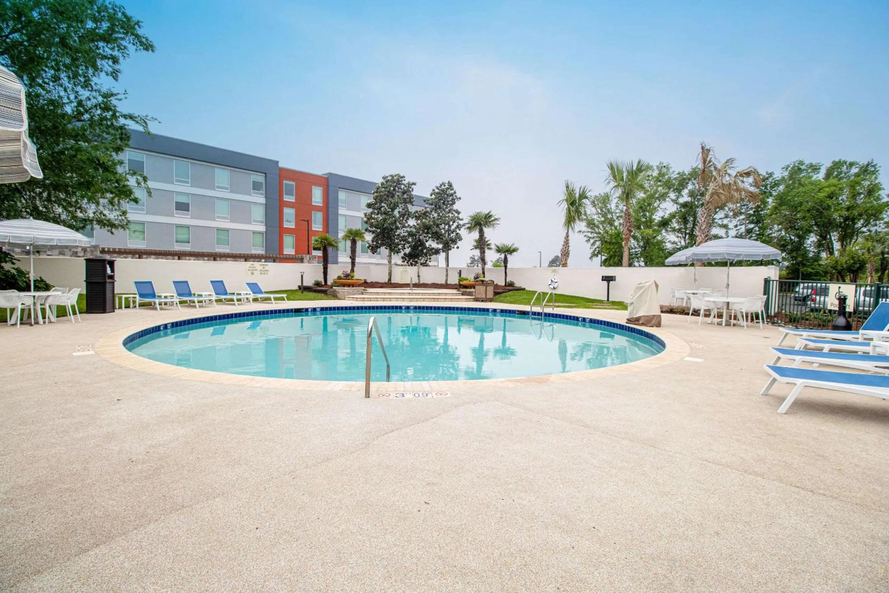 Swimming pool in Econo Lodge Inn & Suites Foley-North Gulf Shores