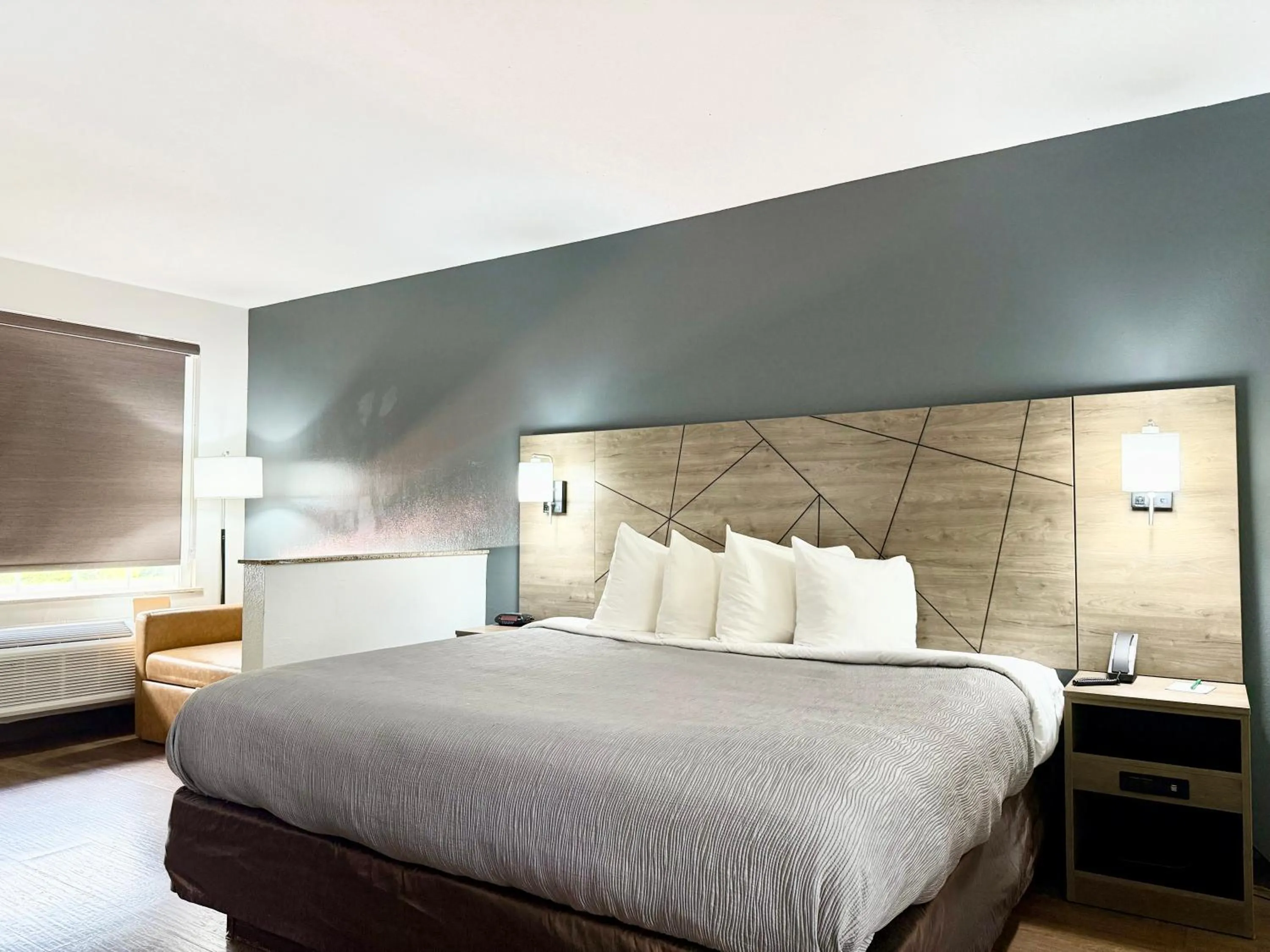 Bed in Quality Inn & Suites Greenville I-65