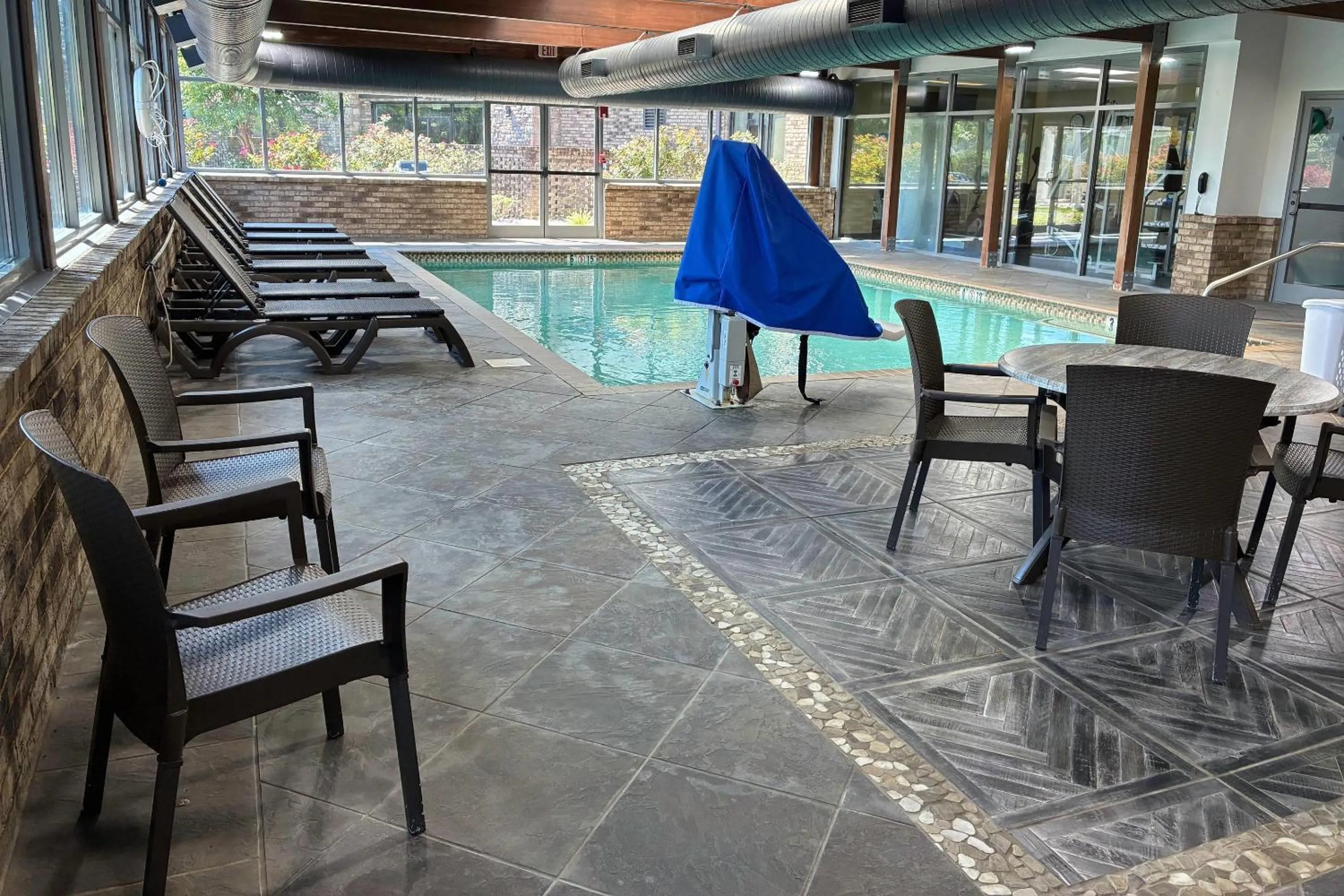 Swimming pool in Comfort Inn & Suites Near Lake Guntersville
