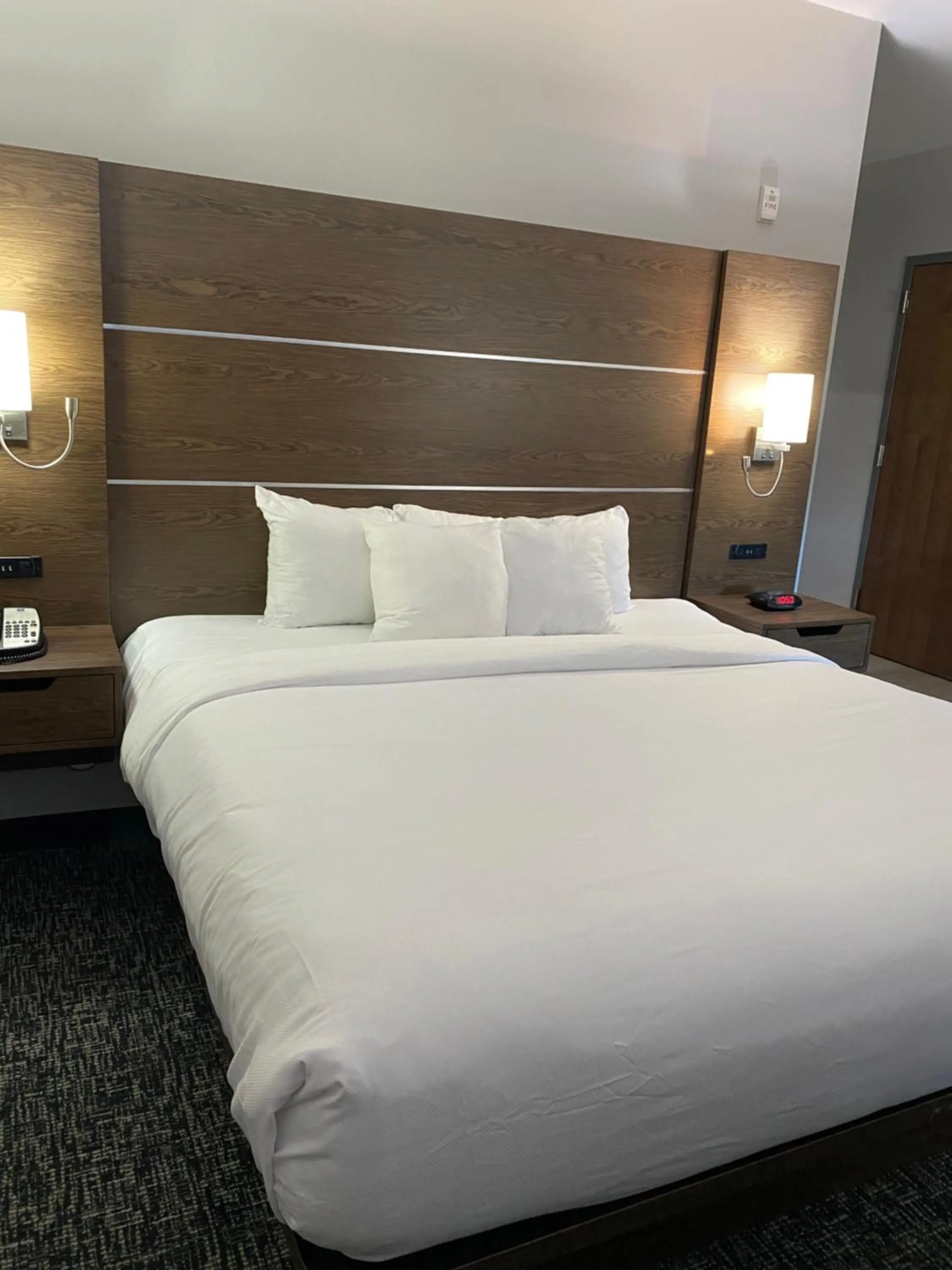 Bed in Comfort Inn & Suites Near Lake Guntersville