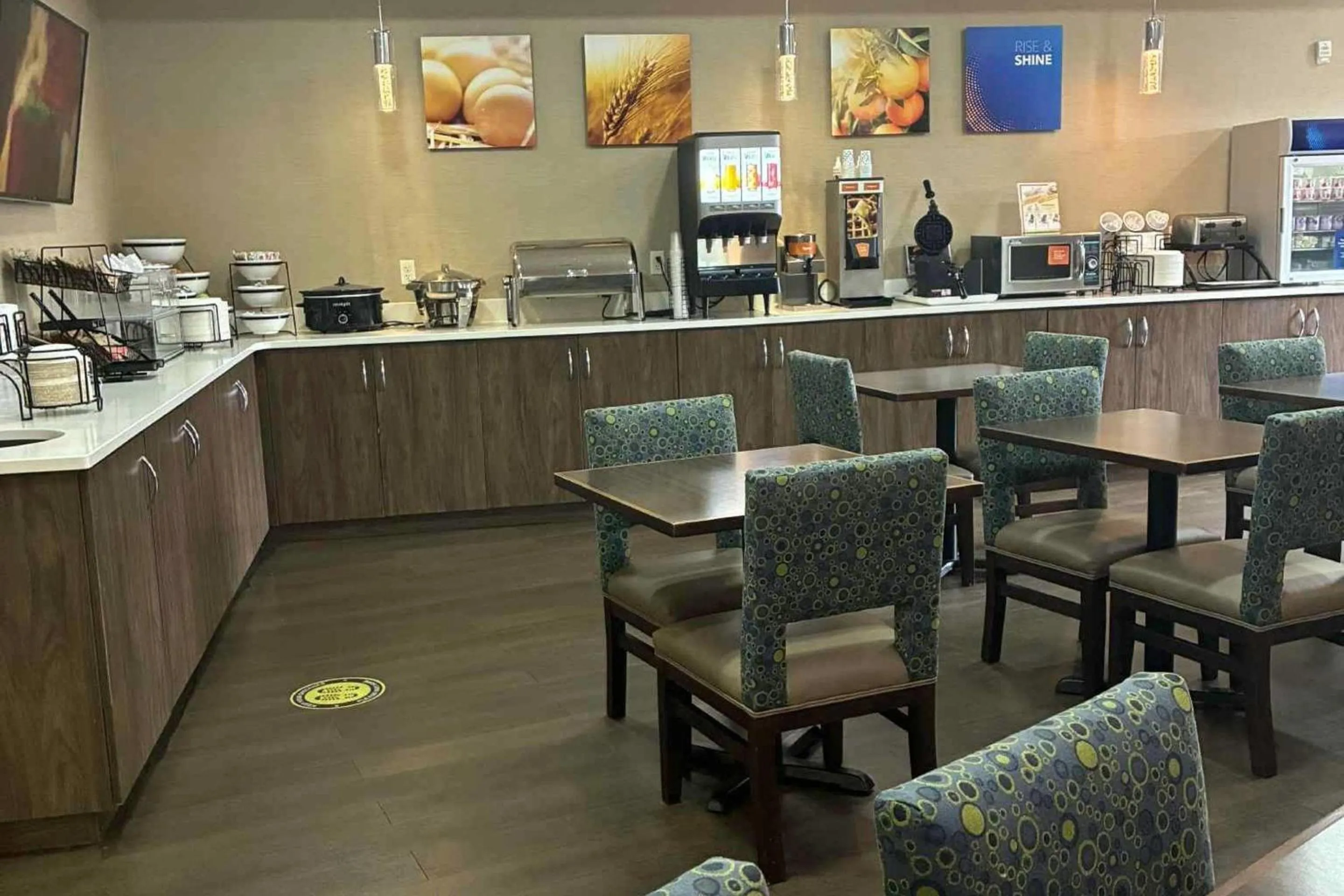 Breakfast in Comfort Inn & Suites Near Lake Guntersville