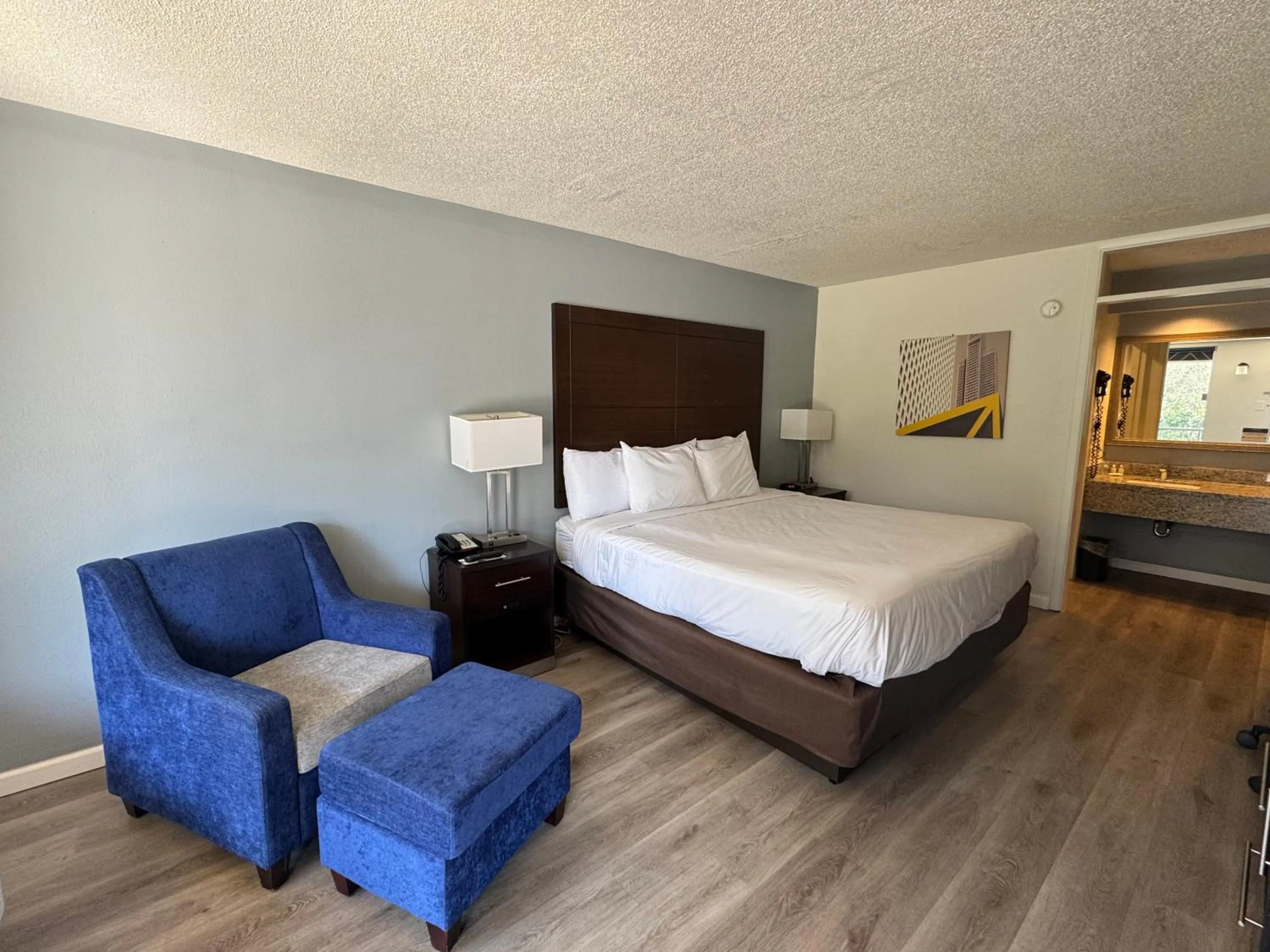 Bed in Clarion Inn & Suites Dothan South