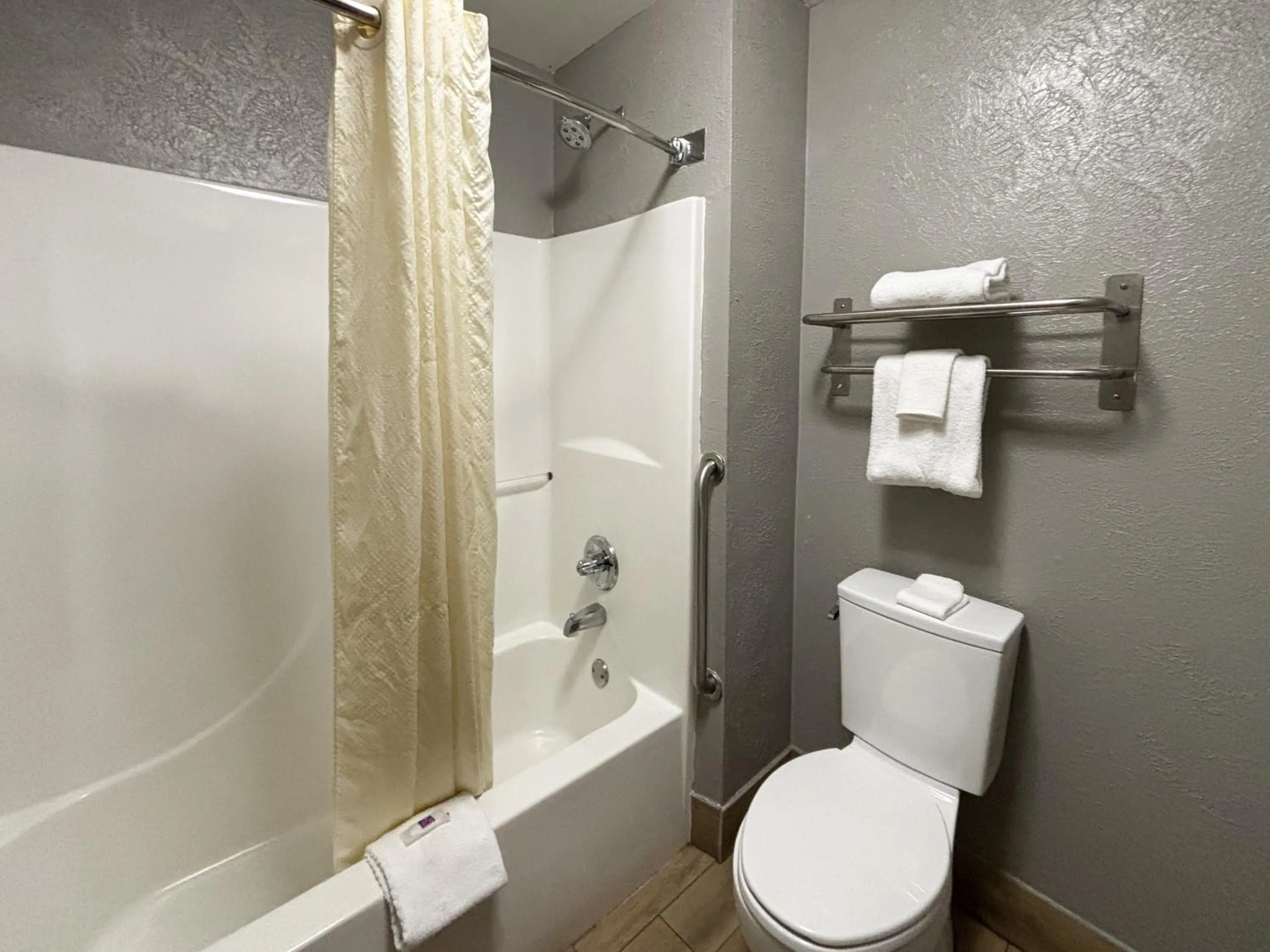 Bathroom in Econo Lodge - Prattville