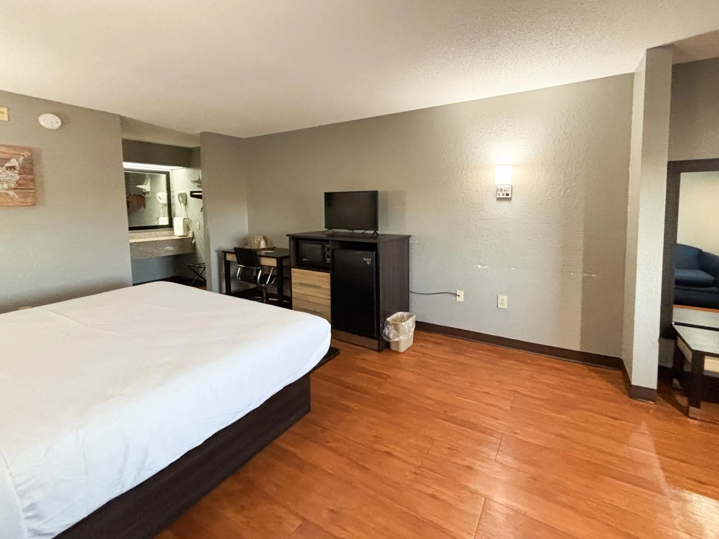 Photo of the whole room, Bed in Econo Lodge - Prattville