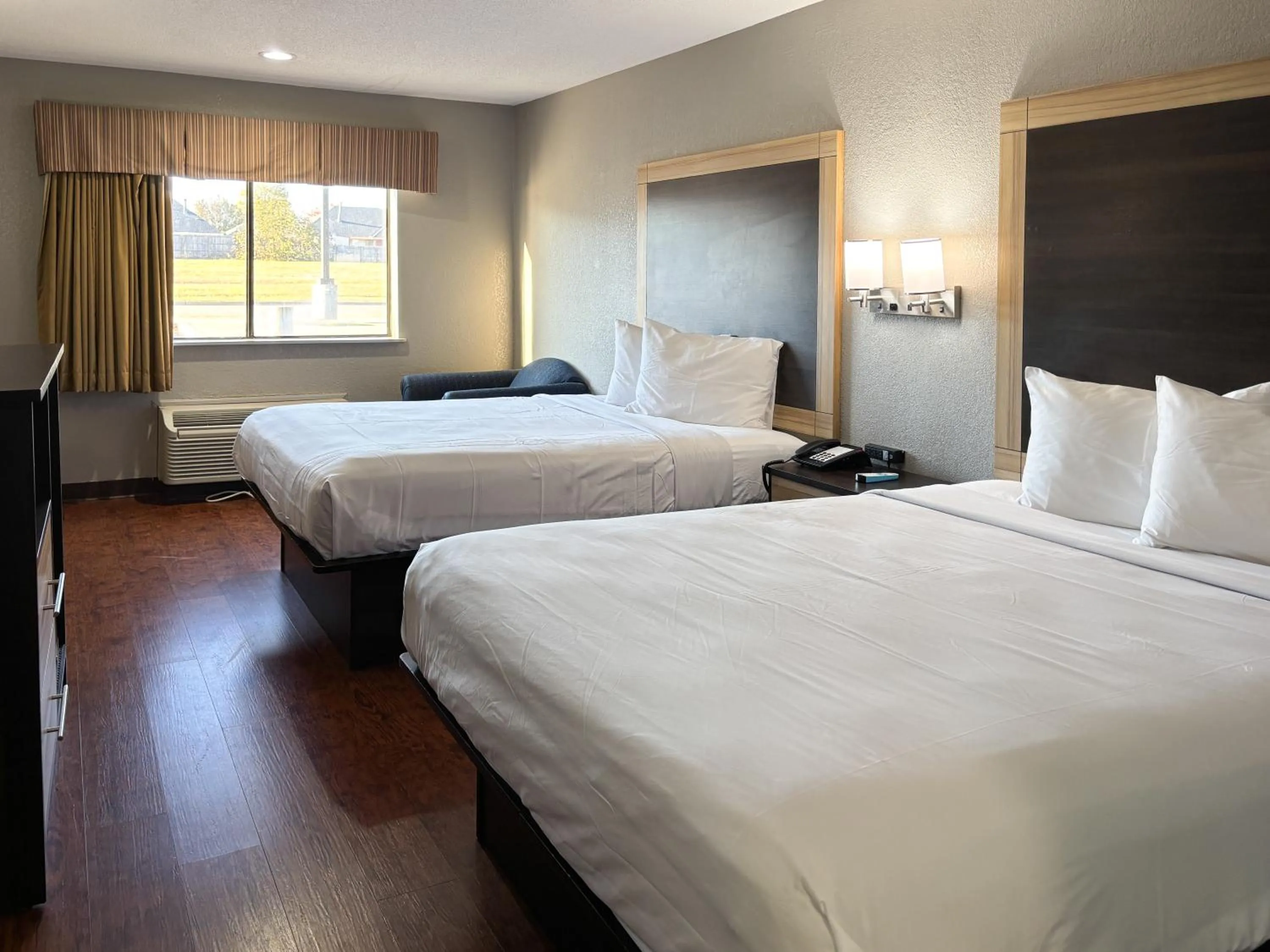 Photo of the whole room, Bed in Econo Lodge - Prattville