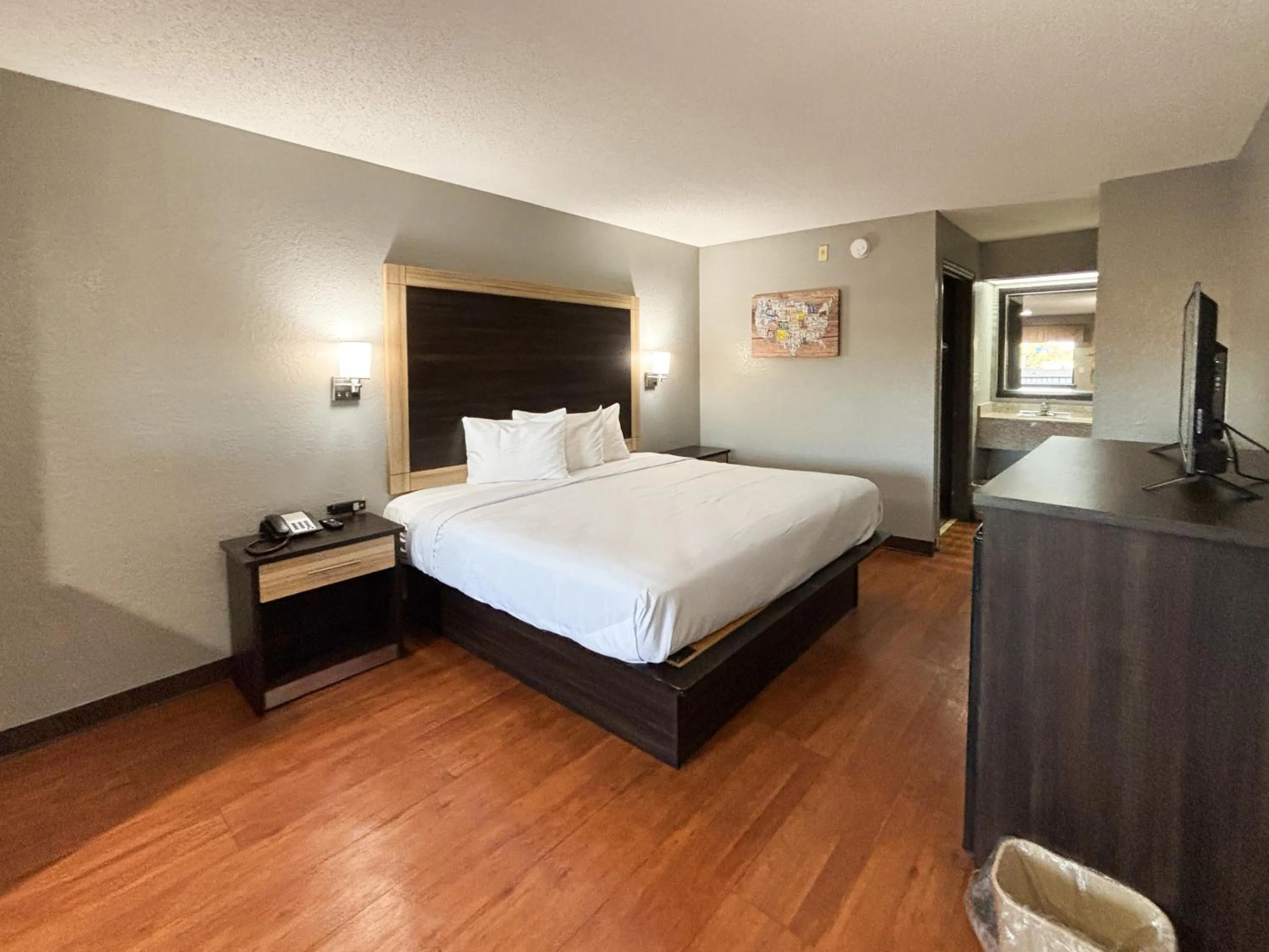 Photo of the whole room, Bed in Econo Lodge - Prattville