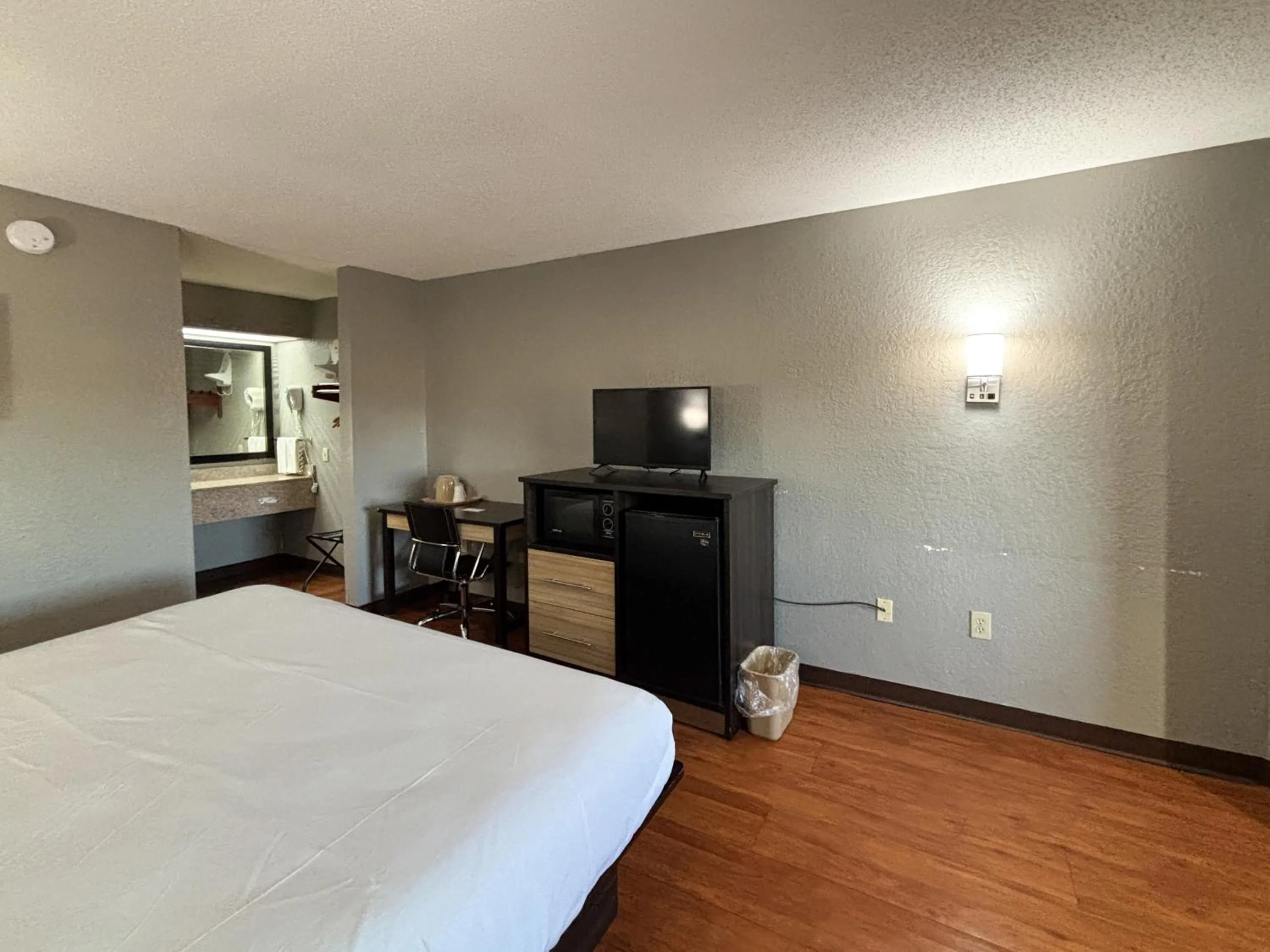 Photo of the whole room, Bed in Econo Lodge - Prattville