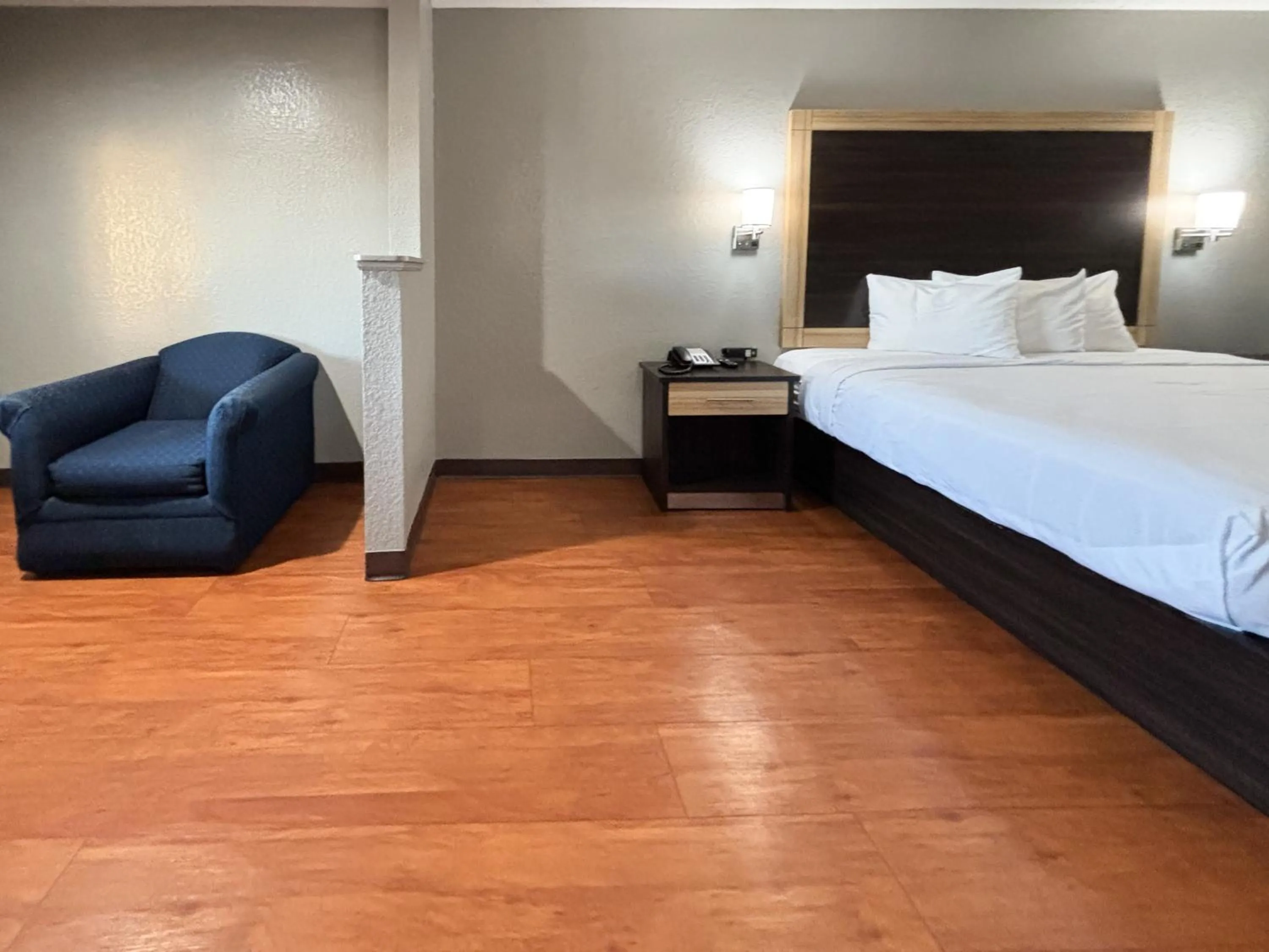 Photo of the whole room, Bed in Econo Lodge - Prattville