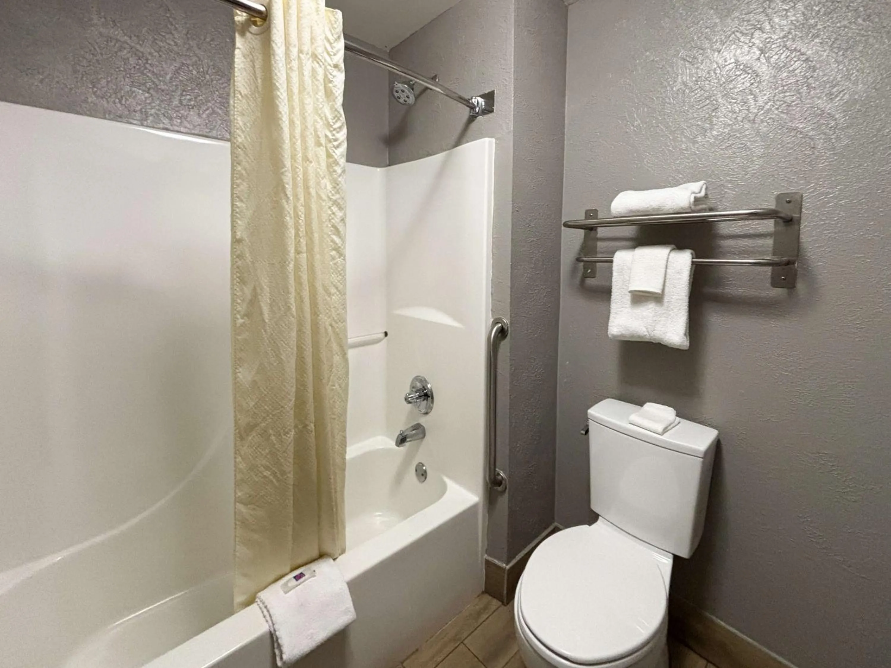 Bedroom in Econo Lodge - Prattville