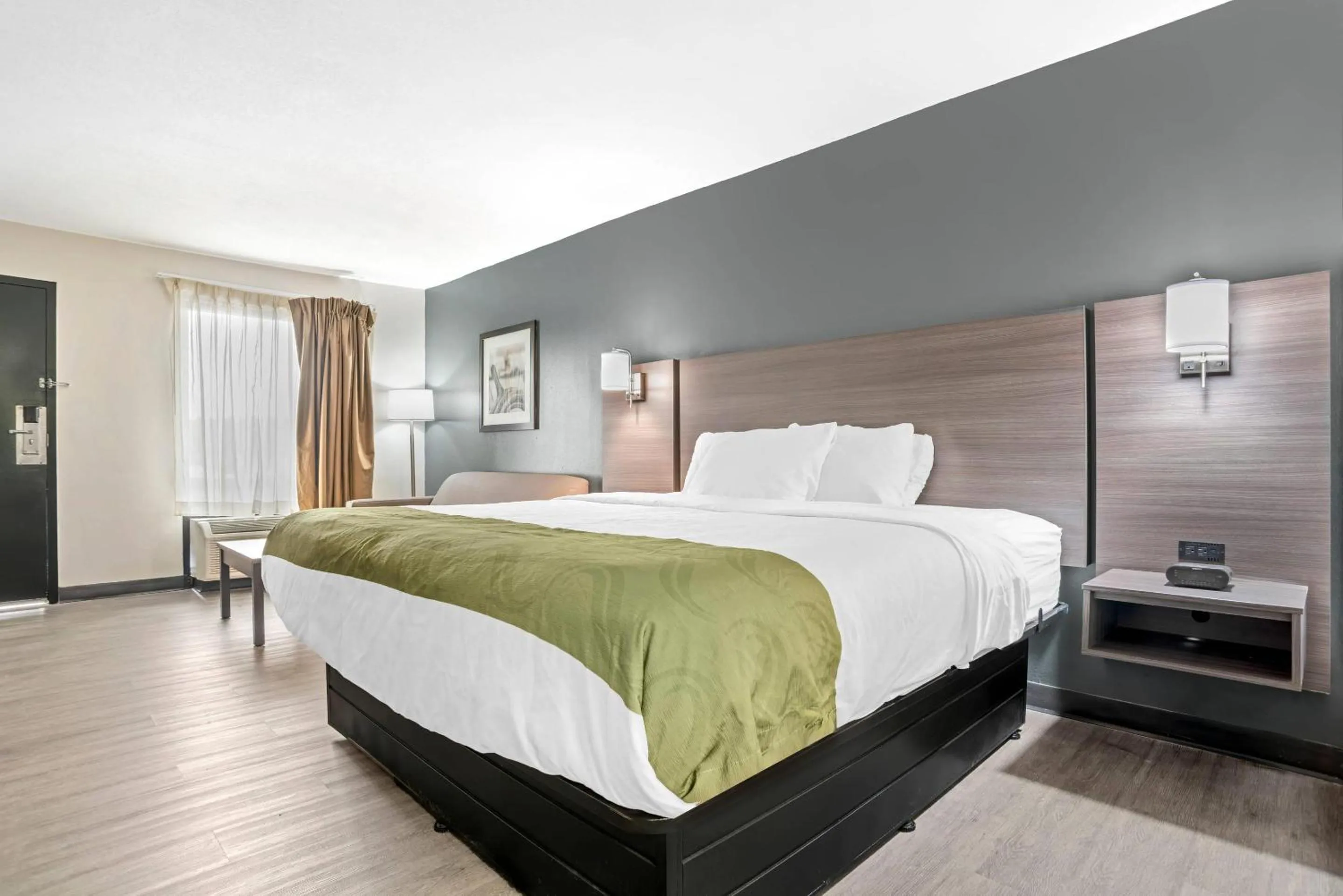 Bedroom, Bed in Quality Inn Foley - Gulf Shores North