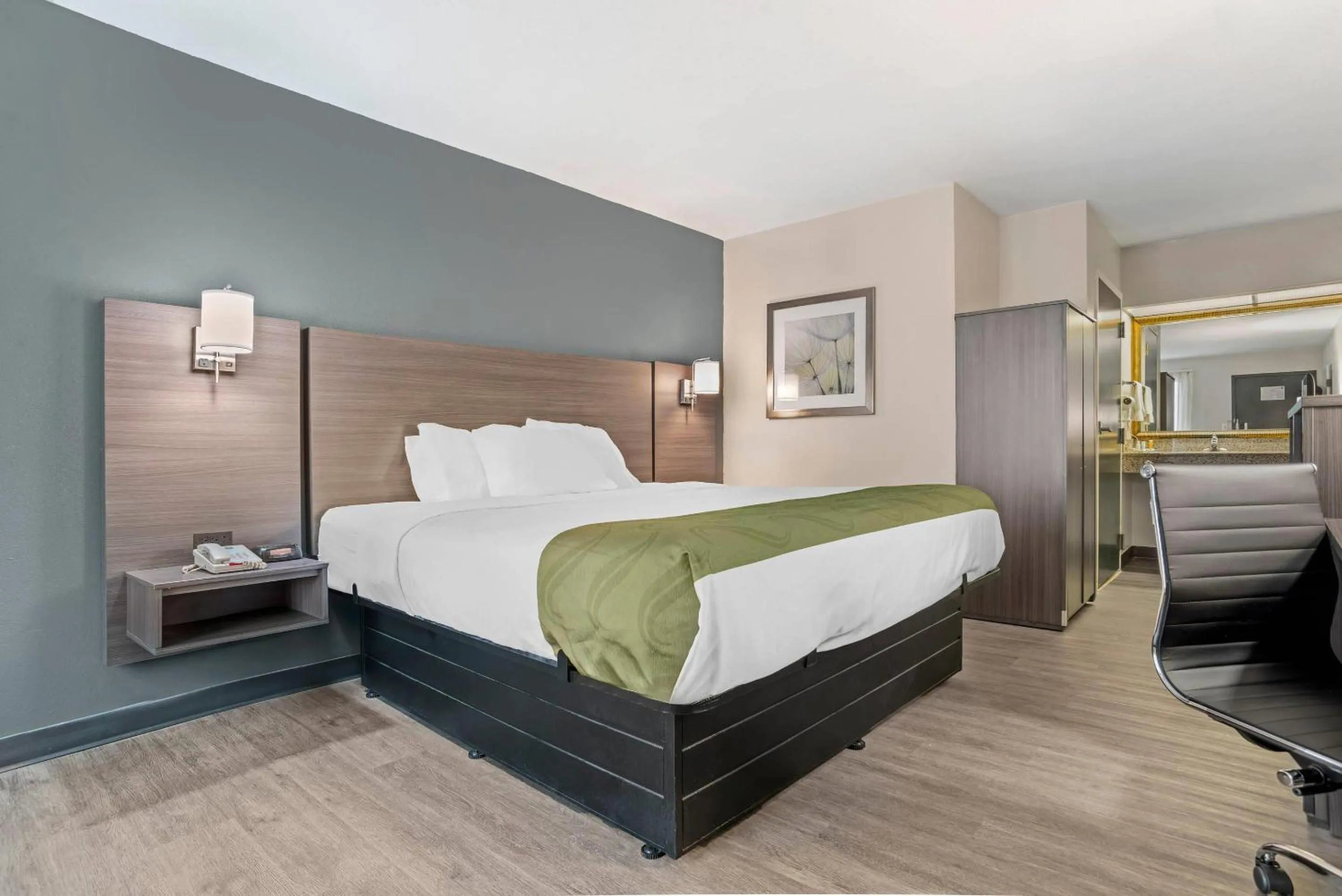 Bedroom, Bed in Quality Inn Foley - Gulf Shores North