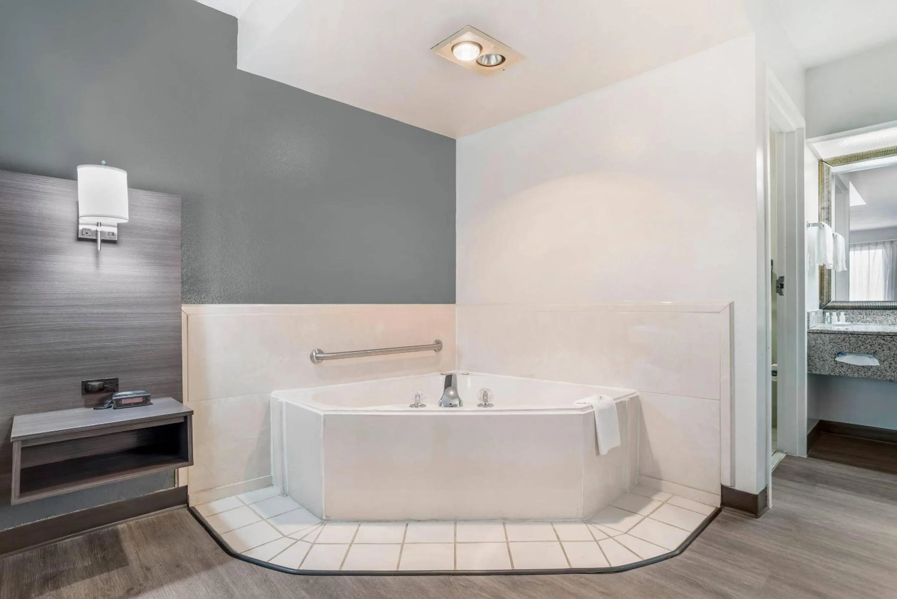 Bedroom in Quality Inn Foley - Gulf Shores North