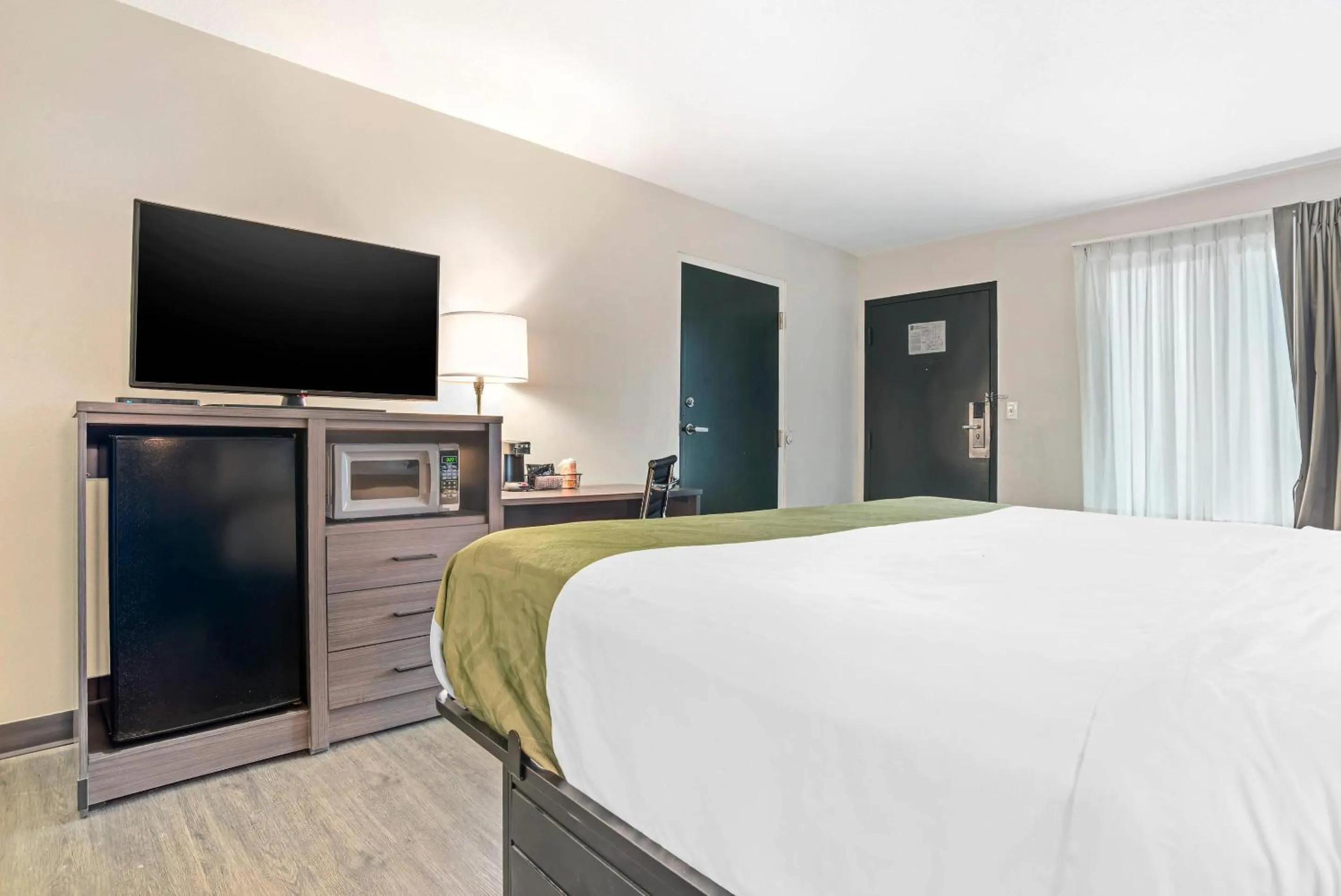 Bedroom, Bed in Quality Inn Foley - Gulf Shores North