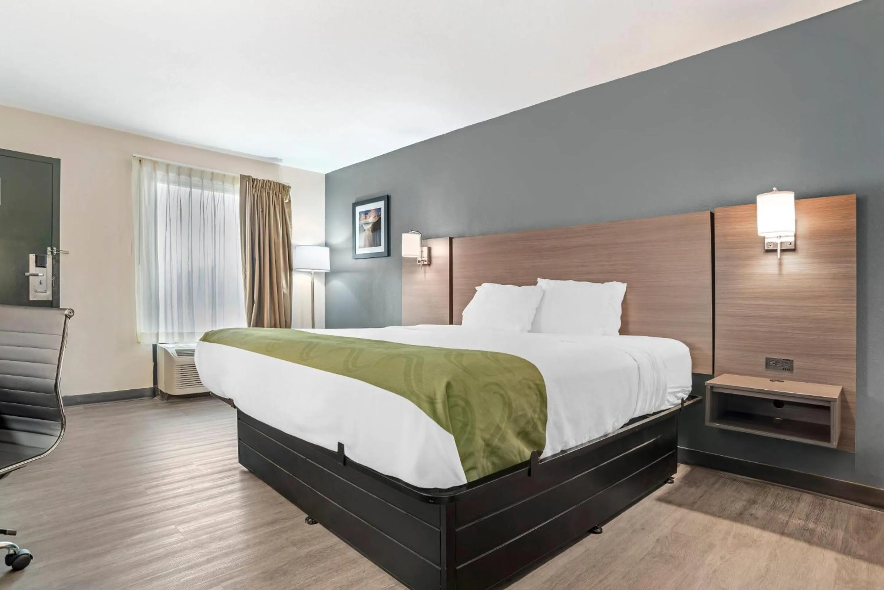 Bedroom, Bed in Quality Inn Foley - Gulf Shores North