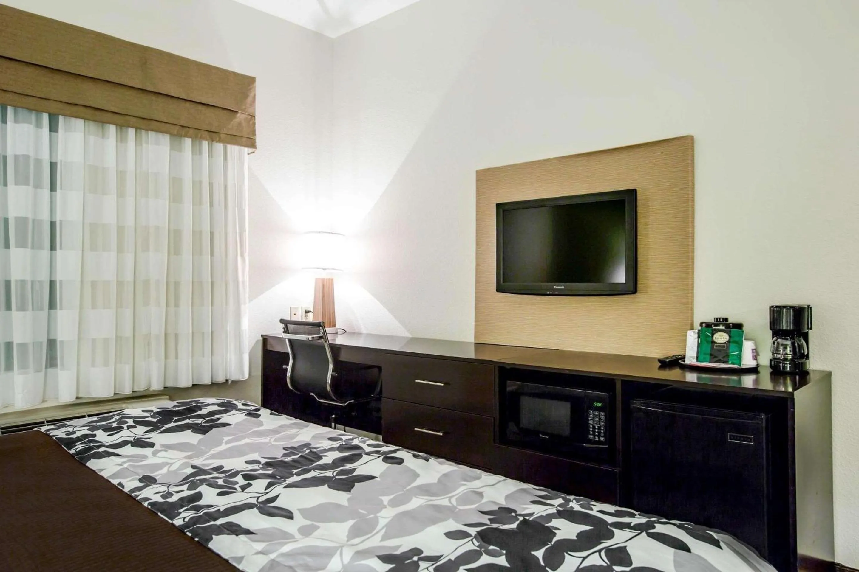 Photo of the whole room, Bed in Sleep Inn & Suites Marion - Military Institute