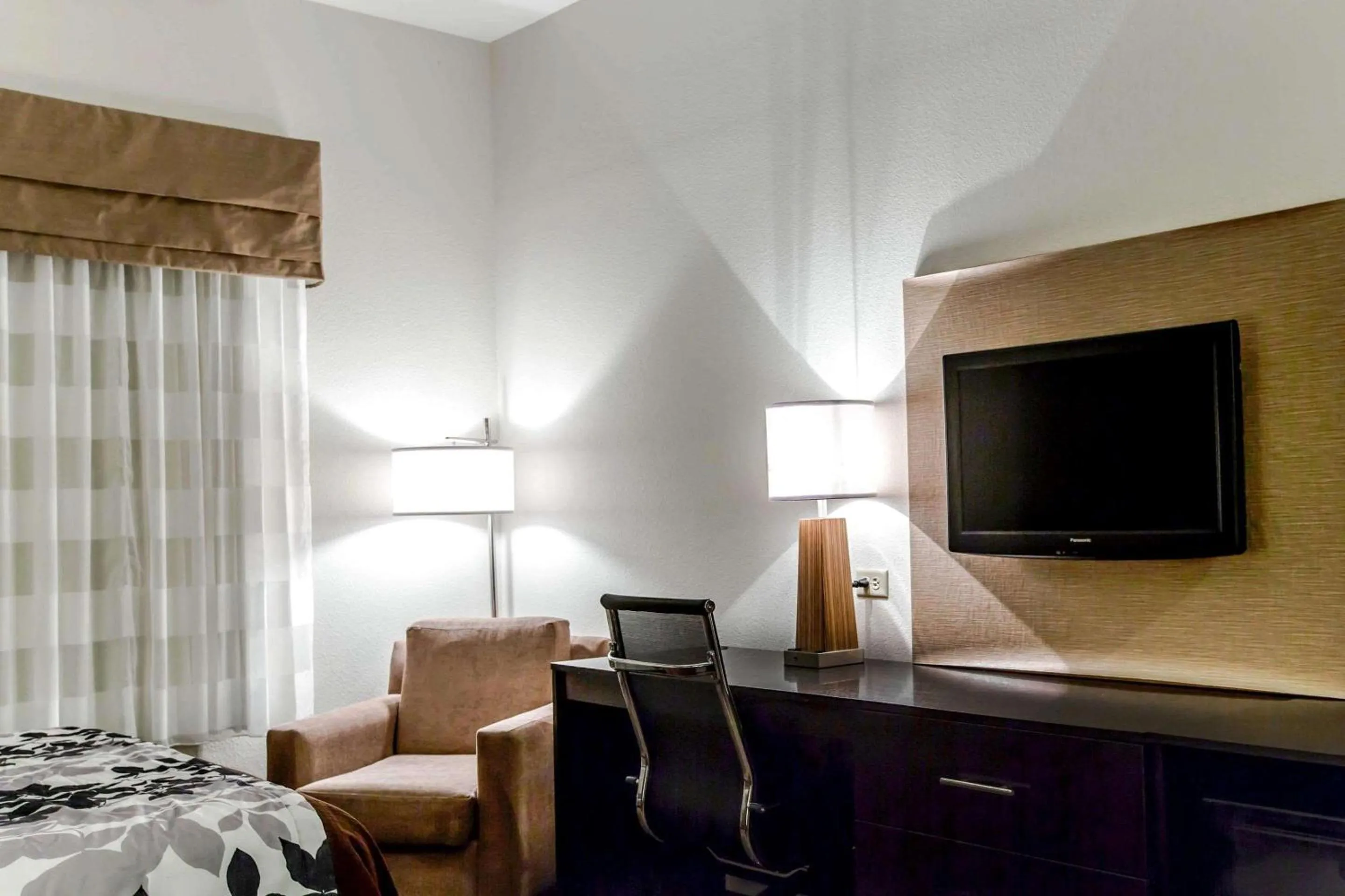 Photo of the whole room, Bed in Sleep Inn & Suites Marion - Military Institute