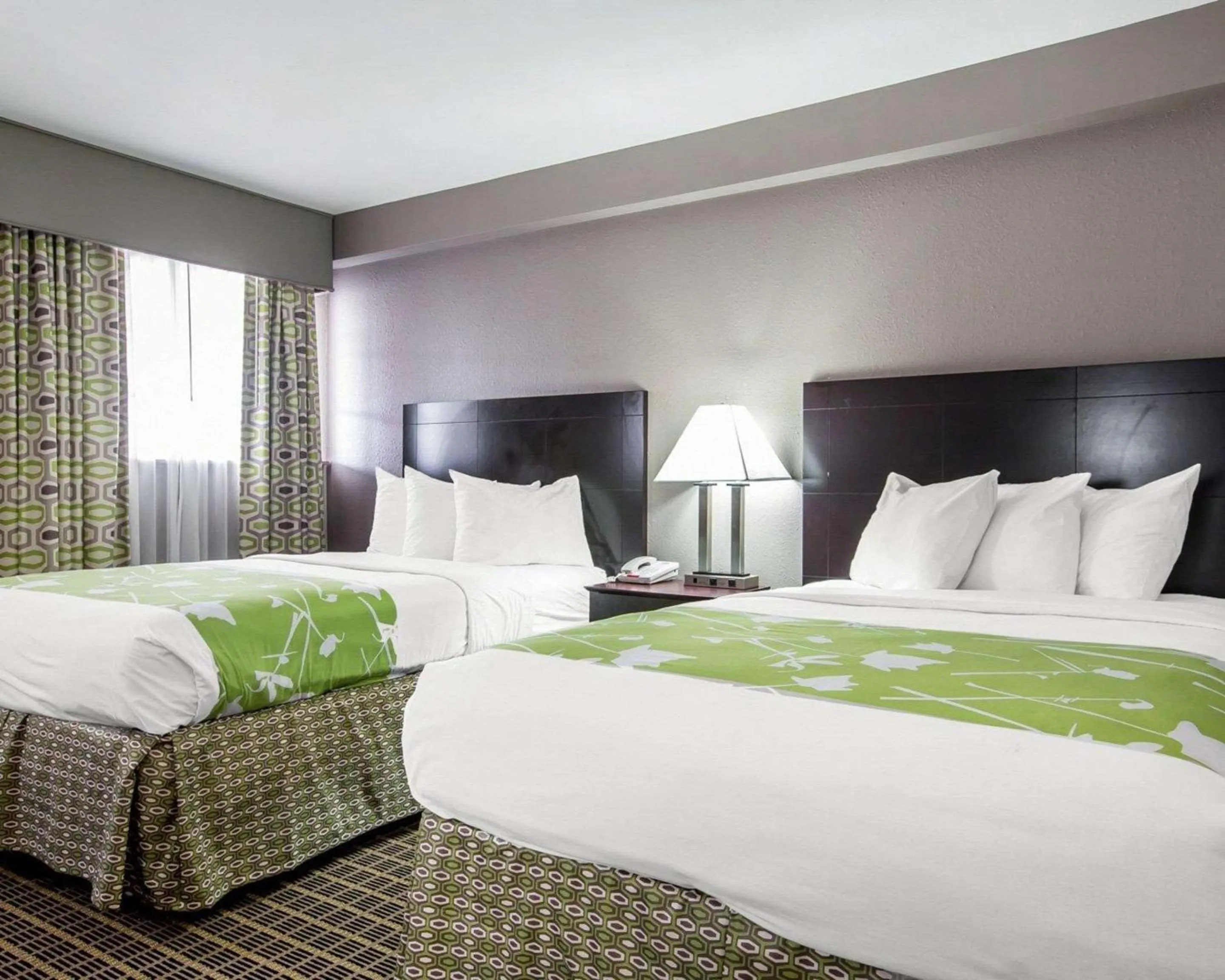 Photo of the whole room, Bed in Econo Lodge Birmingham - Hoover