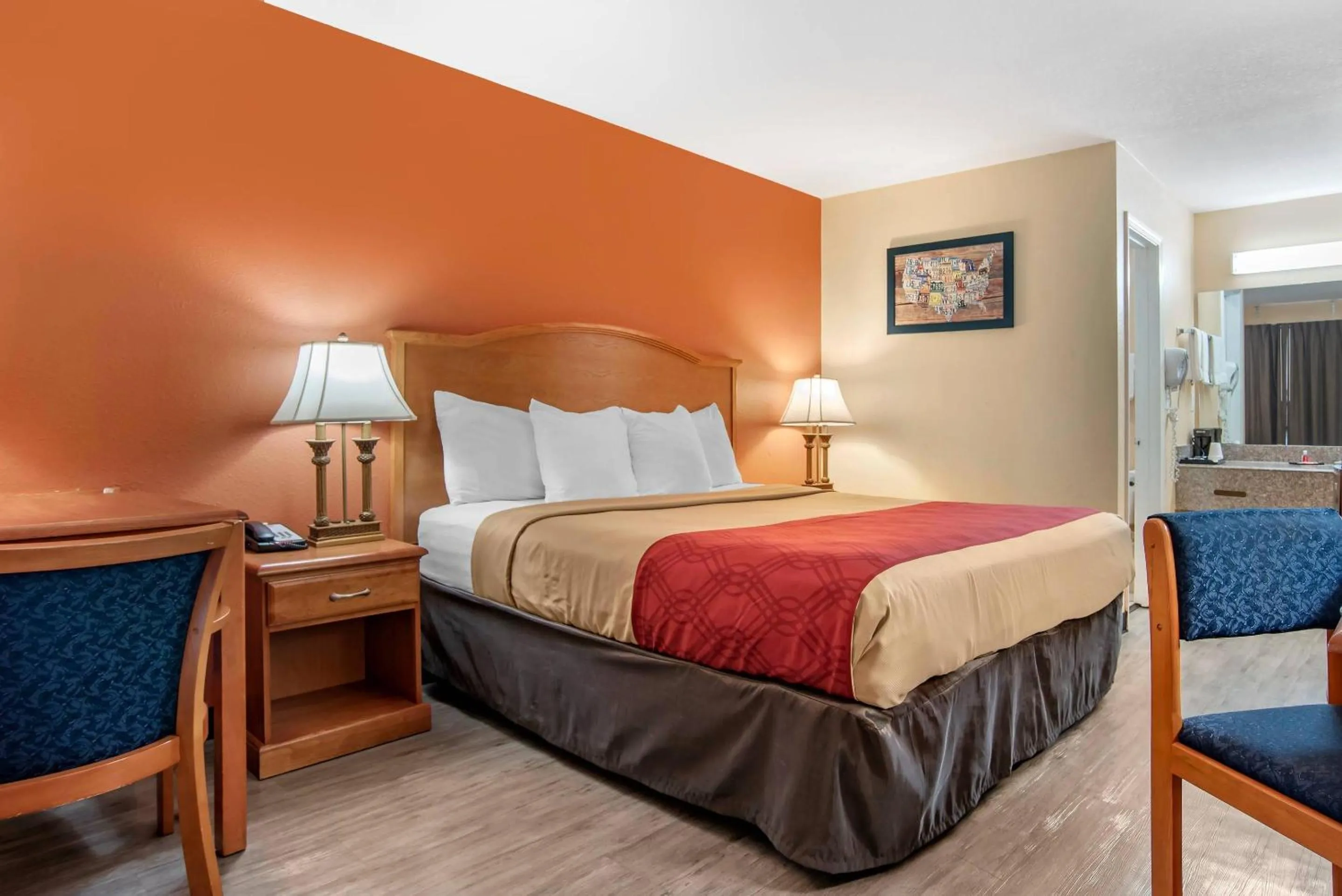 Bedroom, Bed in Econo Lodge Inn & Suites Evergreen