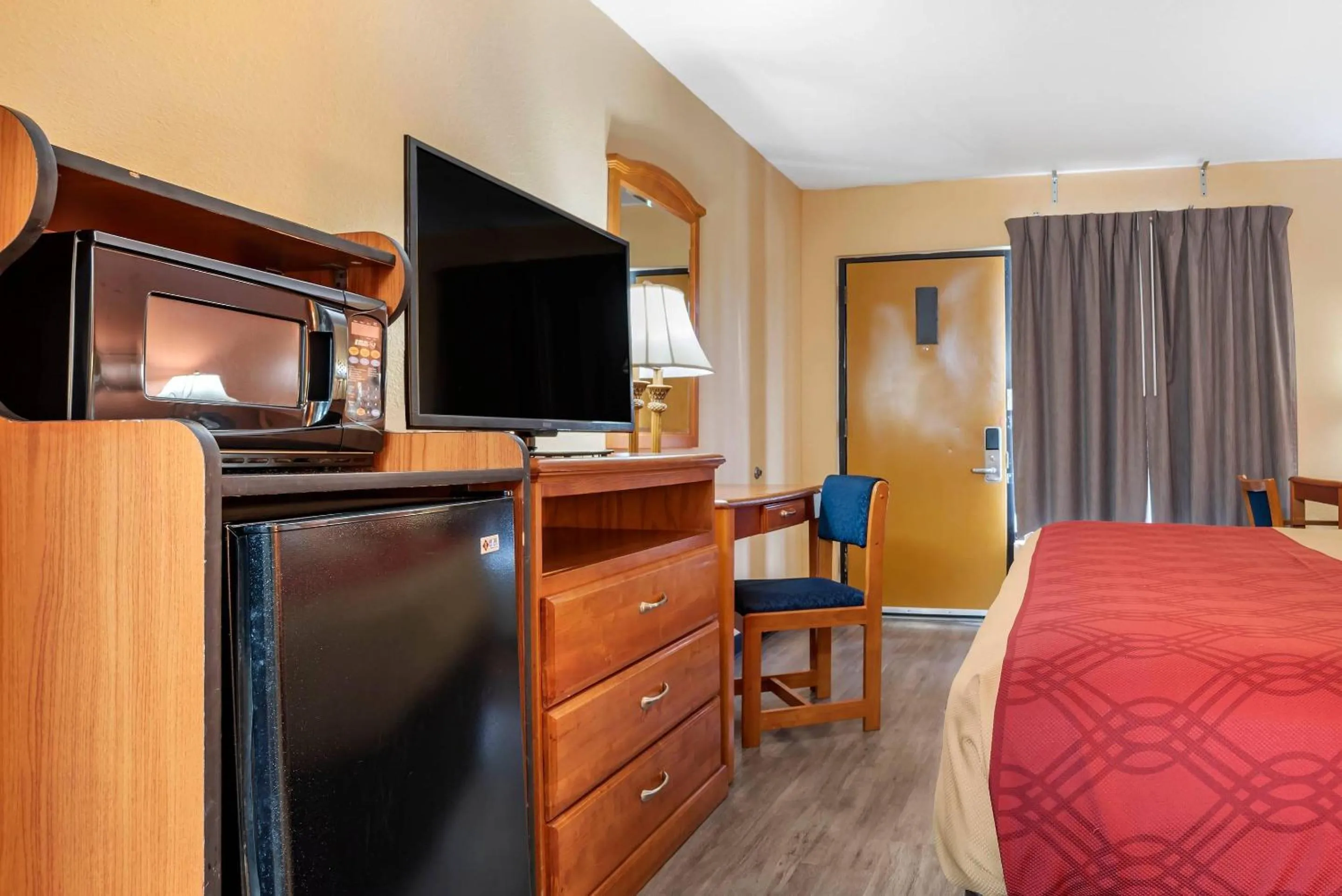 Bedroom, Bed in Econo Lodge Inn & Suites Evergreen