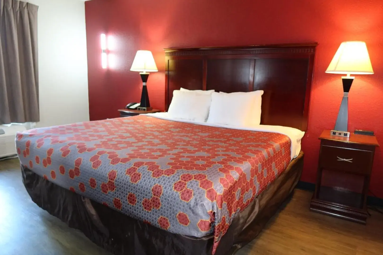 King Room - Accessible/Non-Smoking in Econo Lodge Inn & Suites Evergreen King Room - Accessible/Non-Smoking in Econo Lodge Inn & Suites Evergreen