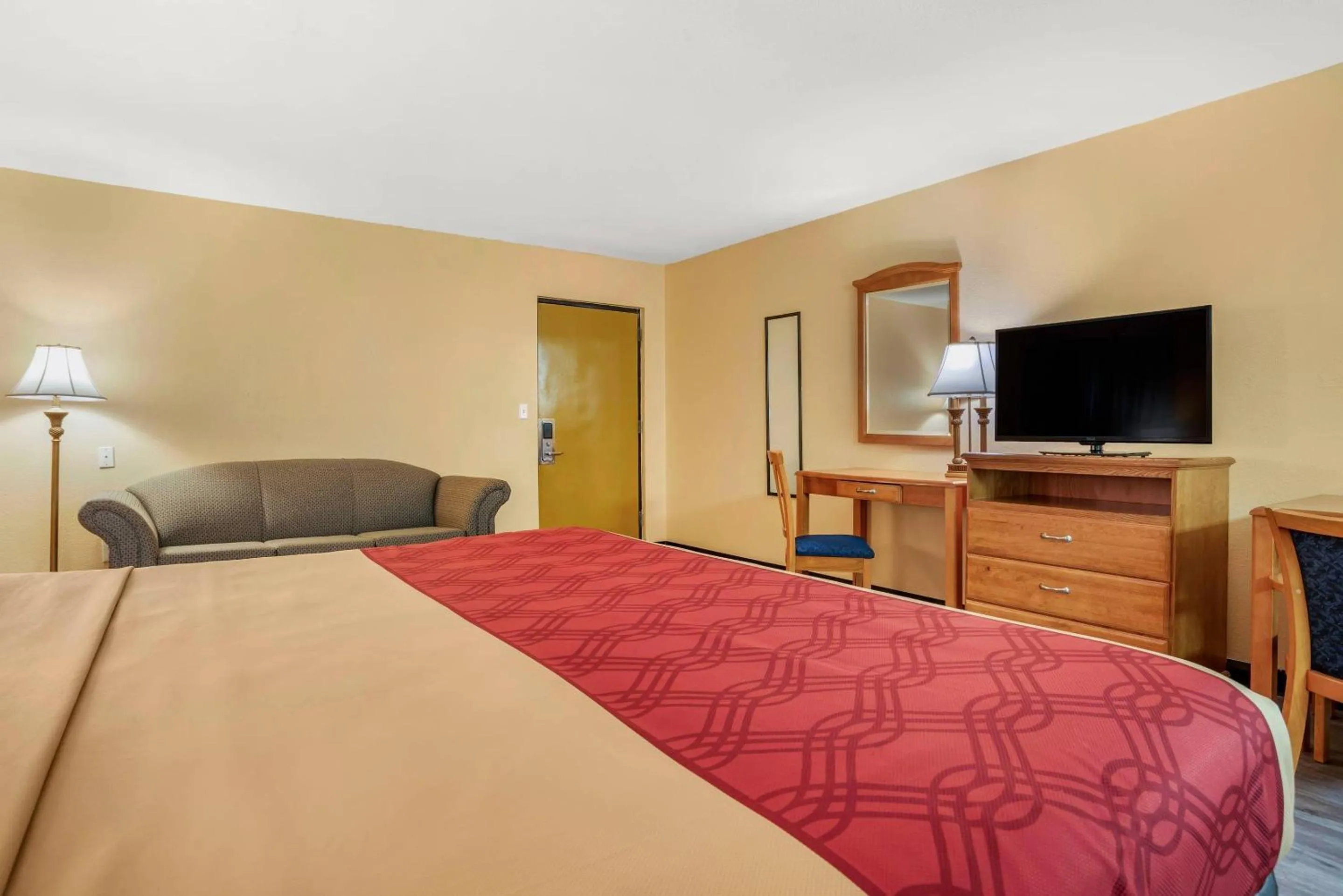 Bedroom, Bed in Econo Lodge Inn & Suites Evergreen