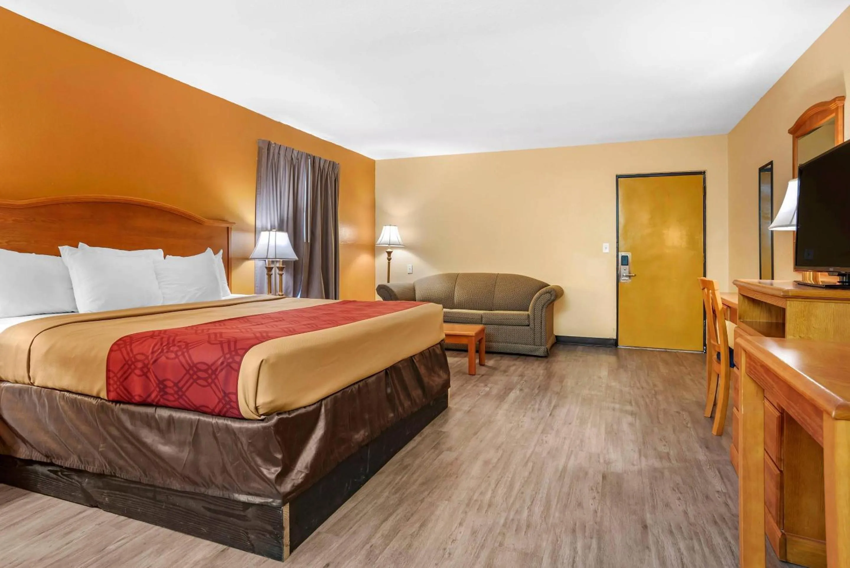 Bedroom, Bed in Econo Lodge Inn & Suites Evergreen