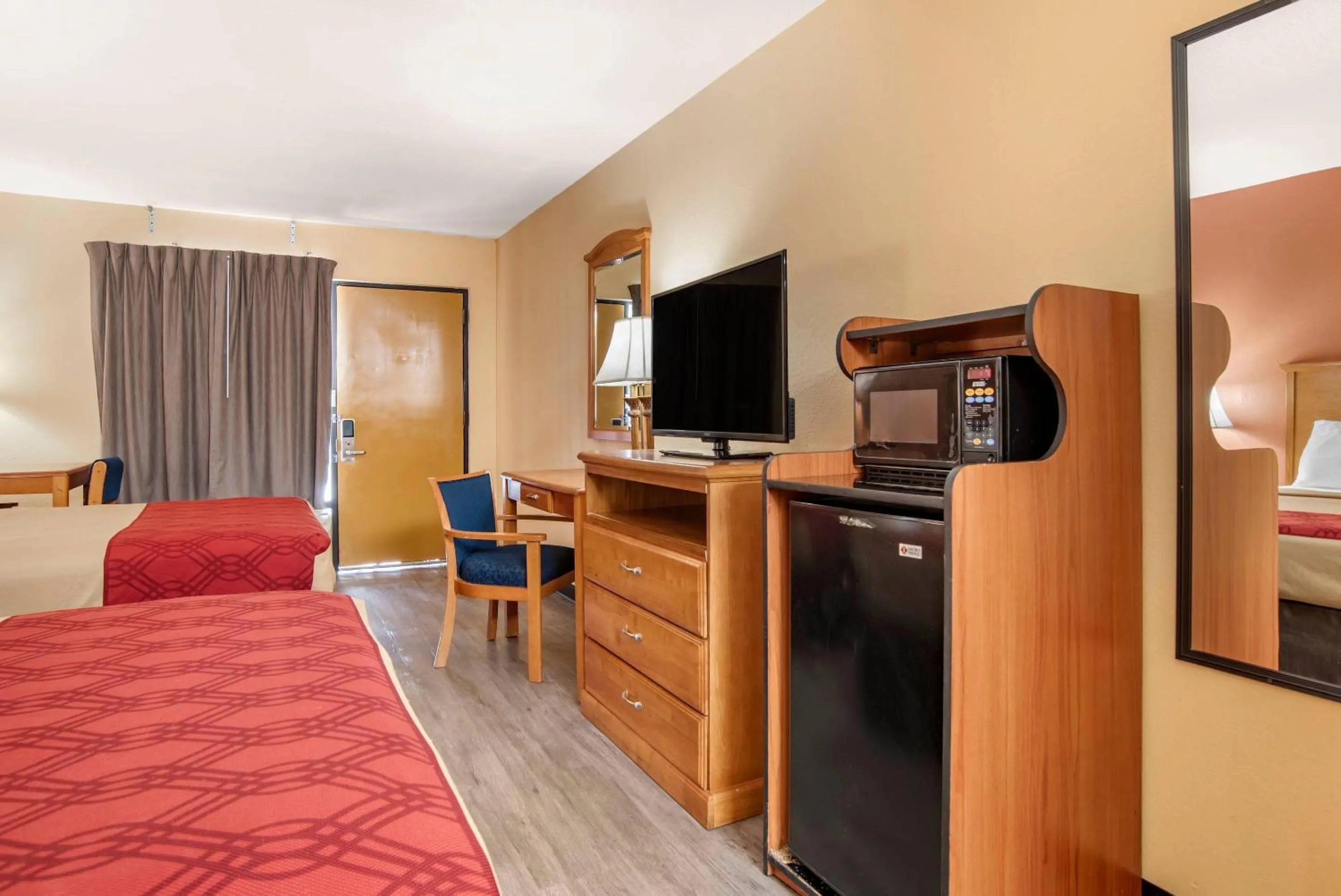 Bedroom, Bed in Econo Lodge Inn & Suites Evergreen