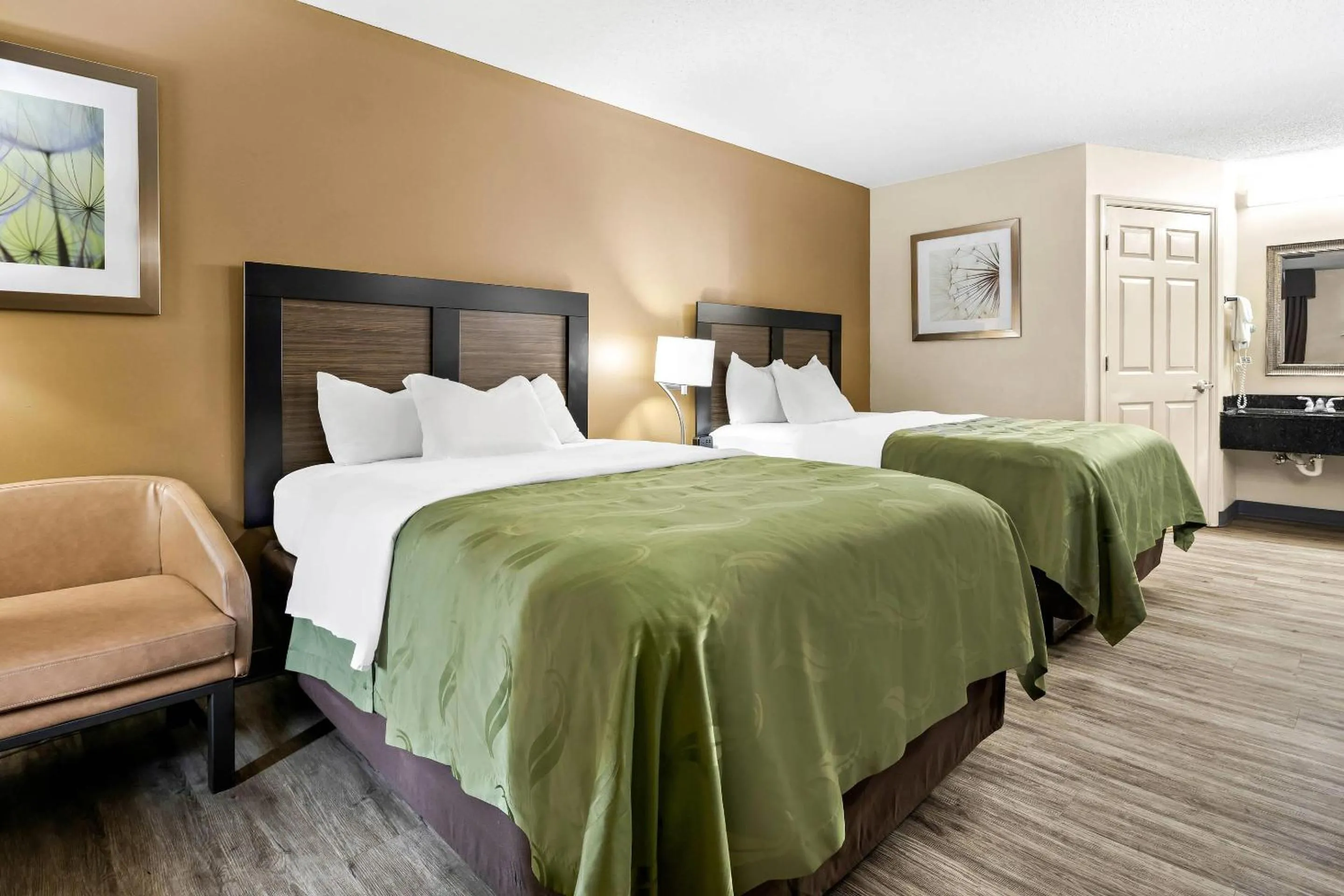 Bedroom, Bed in Quality Inn Decatur River City